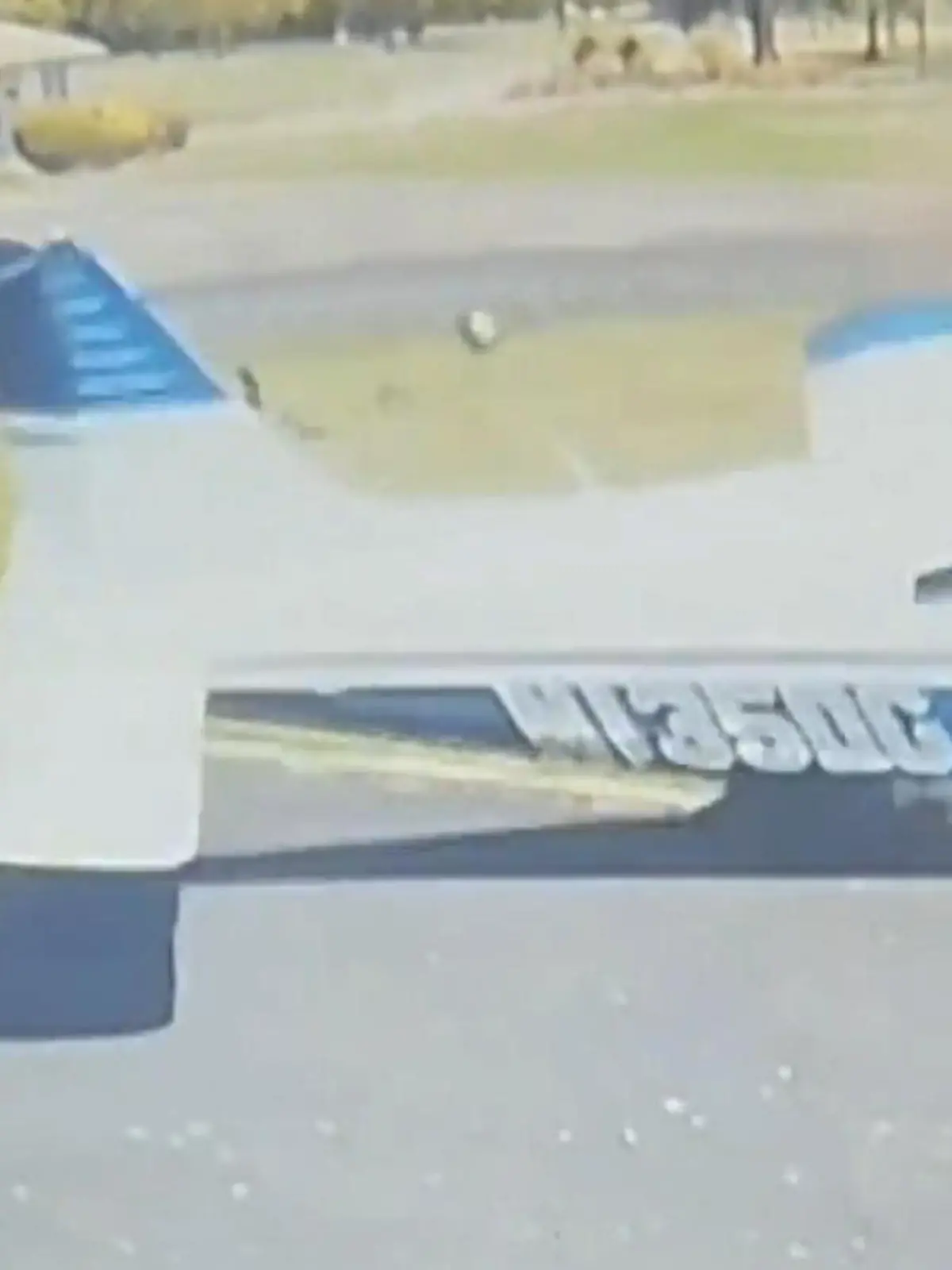 In Kalifornien ist ein Kleinflugzeug auf einem Golfplatz abgestürzt. Dabei verfehlt es eine Person nur knapp. Später berichtet der Pilot, dass das Flugzeug einen kompletten mechanischen Defekt erlitten habe. Wie es ausgeht, seht ihr im Video!