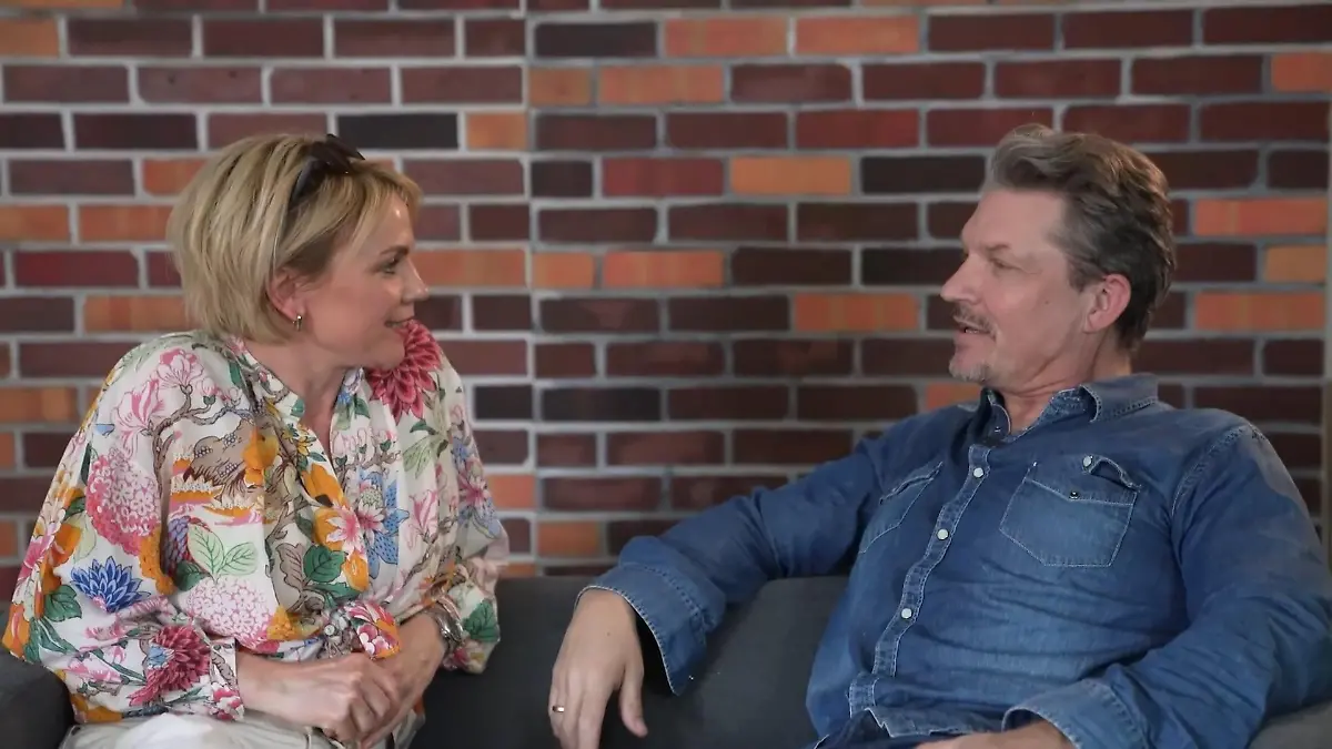 Hardy Krüger trifft mit Gisa Zach eine alte Bekannte Wiedersehen am GZSZ-Set