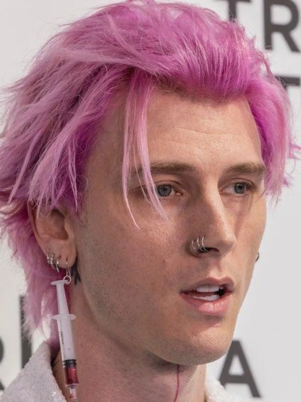Machine Gun Kelly macht Entzug öffentlich
