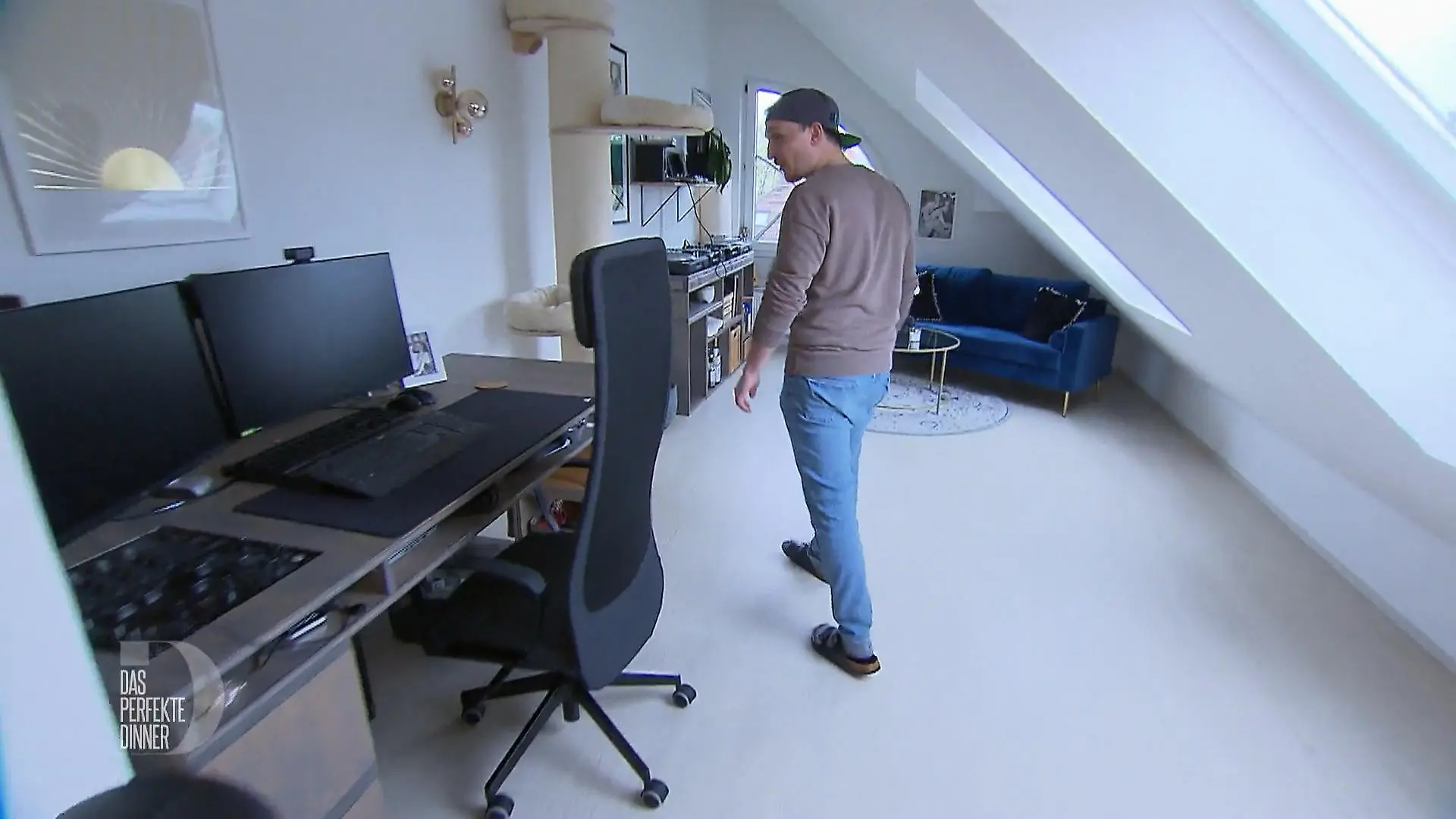 Marc räumt für den Abend seine Wohnung um In Frankfurt