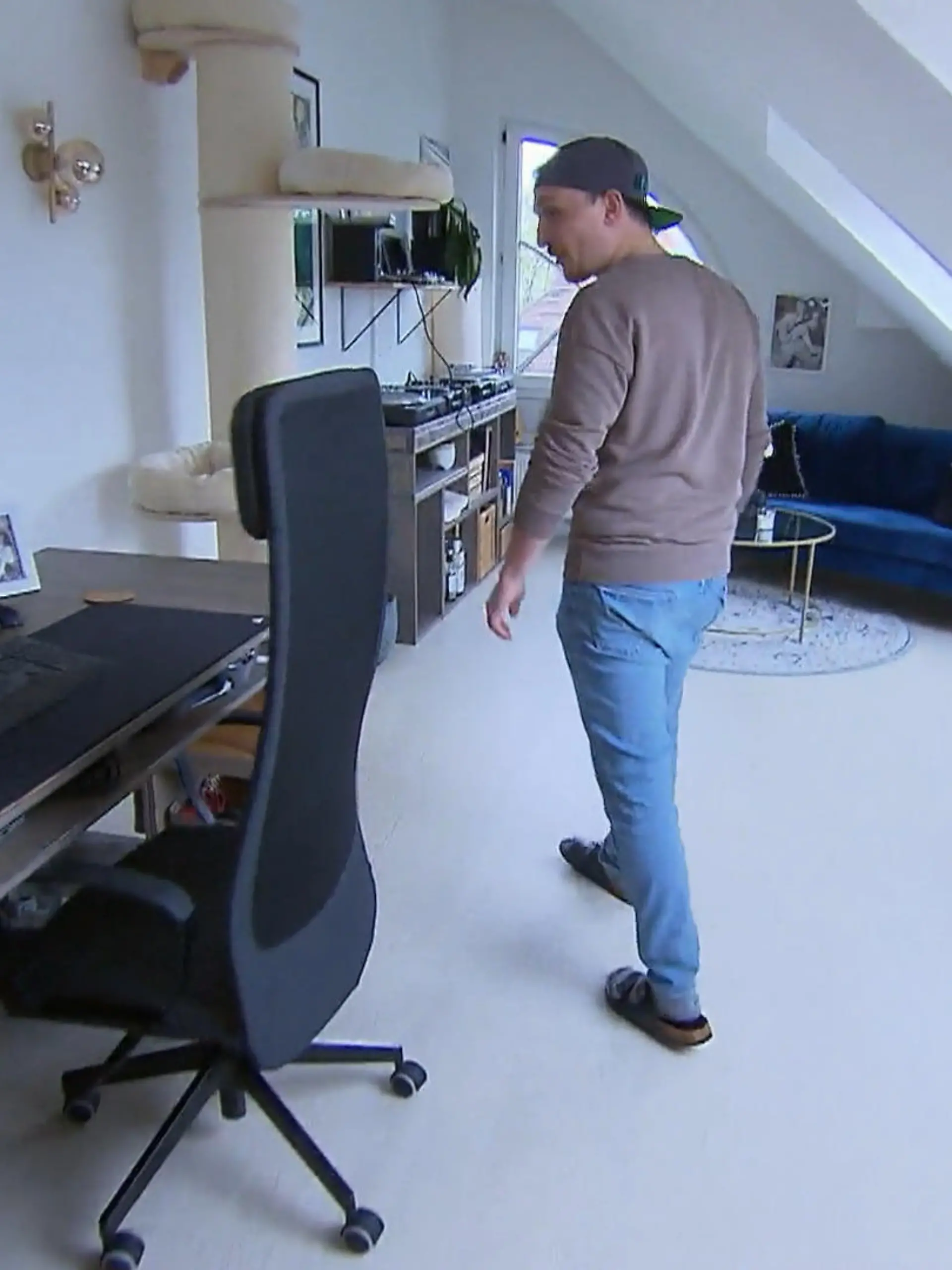 Bild zu: "Marc räumt für den Abend seine Wohnung um"