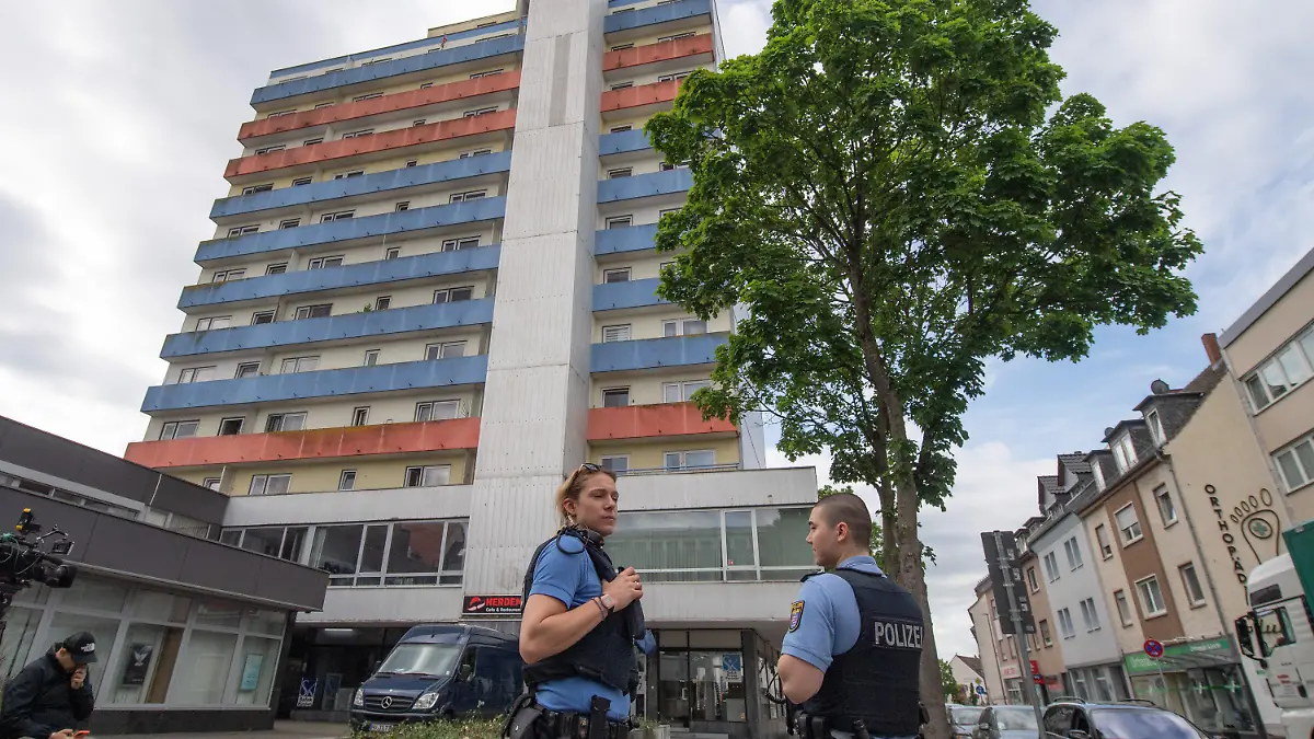 ARCHIV - 12.05.2022, Hessen, Hanau: Polizisten stehen vor einem Hochhaus, in dem 11.05.2022 zwei Kinder zu Tode gekommen waren. Die Polizei hat den Tatverdächtigen am 14.05.2022 in Frankreich festgenmmen. Es handele sich um den Vater der Kinder, sagte eine Sprecherin der Staatsanwaltschaft Hanau. Gegen ihn werde wegen Mordes ermittelt. Foto: Boris Roessler/dpa +++ dpa-Bildfunk +++