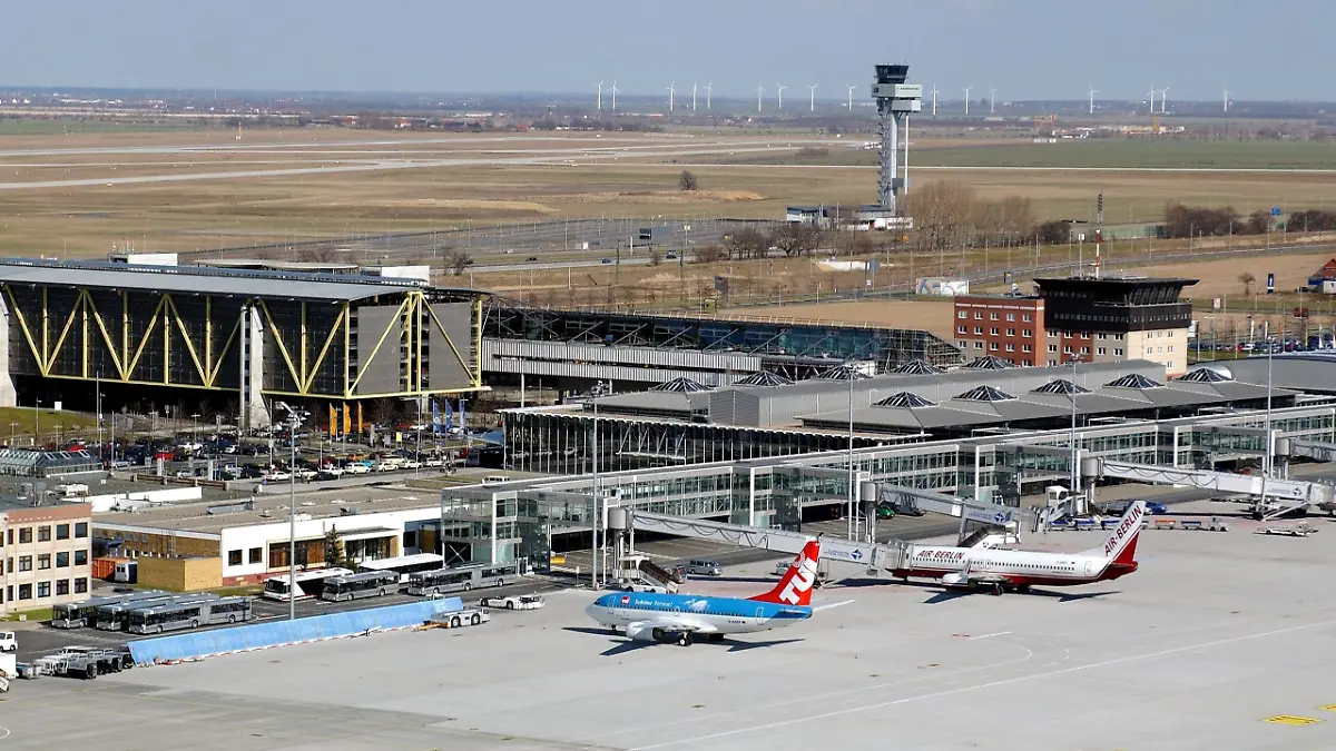 Leipzig (Sachsen): Die Luftaufnahme vom 10.03.2002 zeigt den Flughafen Leipzig/Halle. Der in den vergangenen Jahren entstandene mitteldeutsche Flughafen an der Ländergrenze zwischen Sachsen und Sachsen-Anhalt offeriert vom 31.03.2002 an 57 Ferienziele in seinem Sommerflugplan. Davon werden 46 Orte in 15 Ländern direkt angesteuert, teilte der Flughafen am 26.03.2002 mit. 24 Fluggesellschaften werden die Touristen zu ihren Zielen bringen. Wöchentlich heben 148 Ferienflieger von dem mitteldeutschen Luftkreuz ab. Das neue Terminal, mit einem integrierten ICE-tauglichen Fernbahnhof, einem zentralen Check-in-Bereich sowie einer Einkaufspassage, werde zum Jahreswechsel baulich fertig gestellt sein und im Frühjahr 2003 eröffnet. (LEI470-270302)