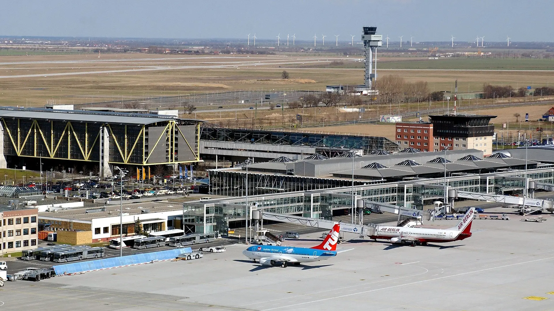 Leipzig (Sachsen): Die Luftaufnahme vom 10.03.2002 zeigt den Flughafen Leipzig/Halle. Der in den vergangenen Jahren entstandene mitteldeutsche Flughafen an der Ländergrenze zwischen Sachsen und Sachsen-Anhalt offeriert vom 31.03.2002 an 57 Ferienziele in seinem Sommerflugplan. Davon werden 46 Orte in 15 Ländern direkt angesteuert, teilte der Flughafen am 26.03.2002 mit. 24 Fluggesellschaften werden die Touristen zu ihren Zielen bringen. Wöchentlich heben 148 Ferienflieger von dem mitteldeutschen Luftkreuz ab. Das neue Terminal, mit einem integrierten ICE-tauglichen Fernbahnhof, einem zentralen Check-in-Bereich sowie einer Einkaufspassage, werde zum Jahreswechsel baulich fertig gestellt sein und im Frühjahr 2003 eröffnet. (LEI470-270302)