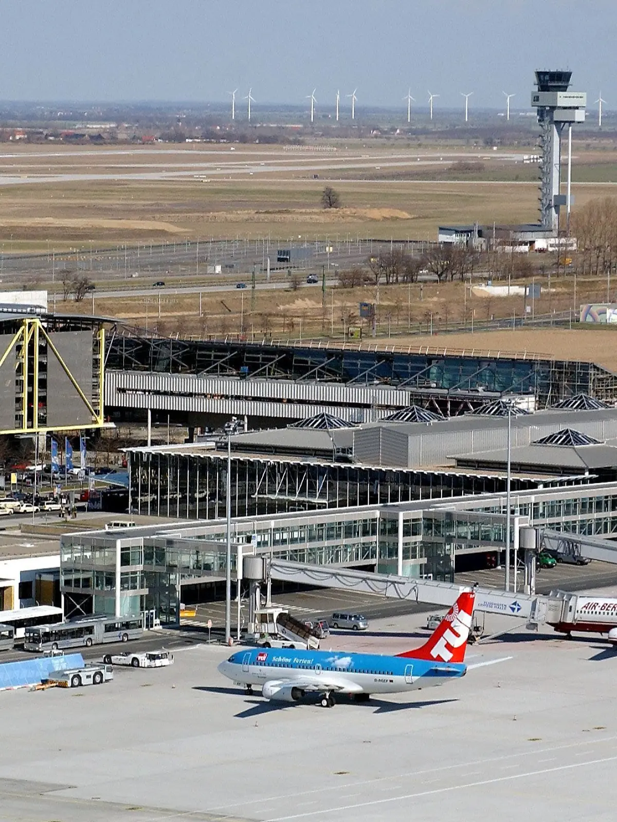 Leipzig (Sachsen): Die Luftaufnahme vom 10.03.2002 zeigt den Flughafen Leipzig/Halle. Der in den vergangenen Jahren entstandene mitteldeutsche Flughafen an der Ländergrenze zwischen Sachsen und Sachsen-Anhalt offeriert vom 31.03.2002 an 57 Ferienziele in seinem Sommerflugplan. Davon werden 46 Orte in 15 Ländern direkt angesteuert, teilte der Flughafen am 26.03.2002 mit. 24 Fluggesellschaften werden die Touristen zu ihren Zielen bringen. Wöchentlich heben 148 Ferienflieger von dem mitteldeutschen Luftkreuz ab. Das neue Terminal, mit einem integrierten ICE-tauglichen Fernbahnhof, einem zentralen Check-in-Bereich sowie einer Einkaufspassage, werde zum Jahreswechsel baulich fertig gestellt sein und im Frühjahr 2003 eröffnet. (LEI470-270302)