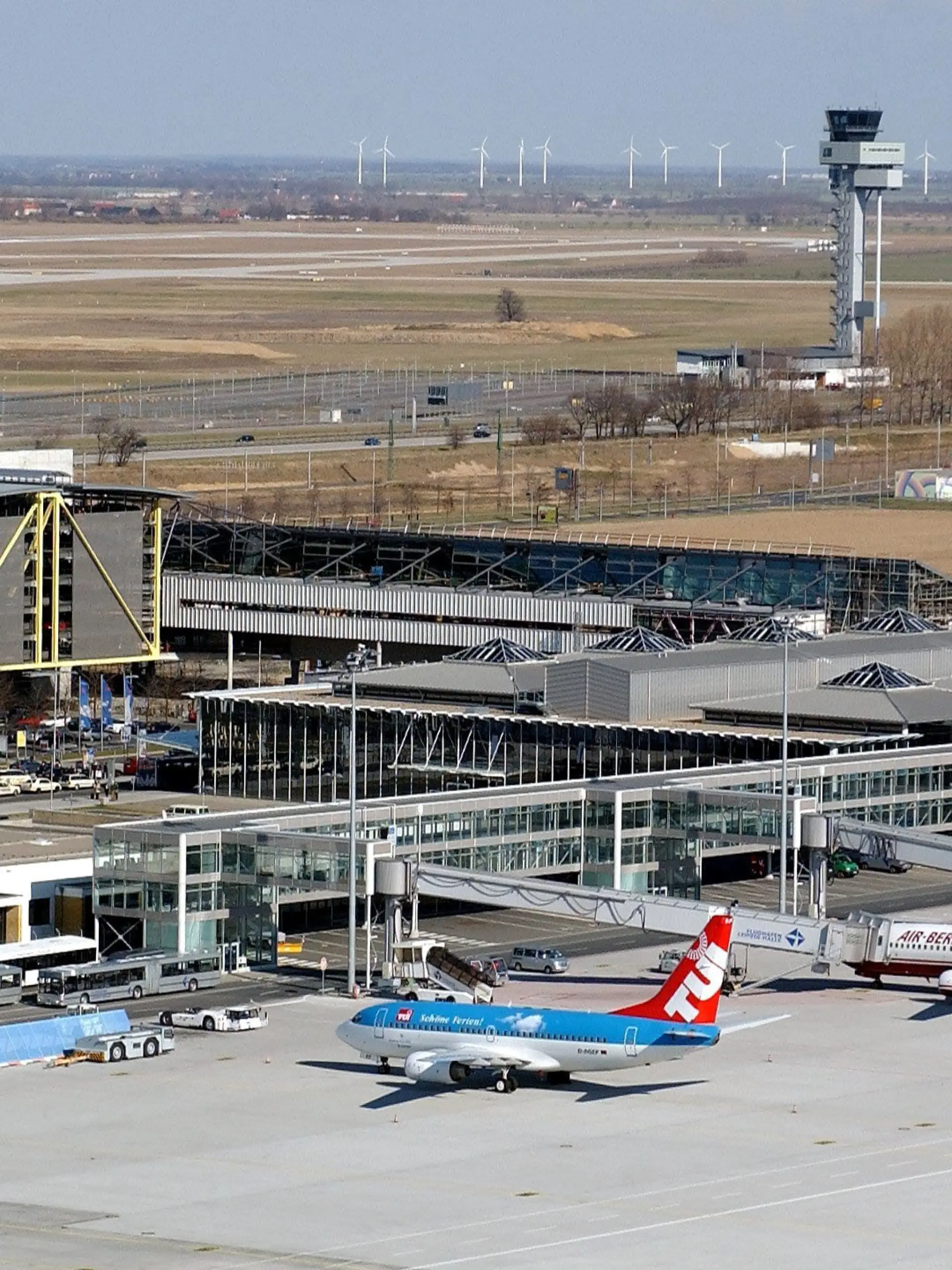 Leipzig (Sachsen): Die Luftaufnahme vom 10.03.2002 zeigt den Flughafen Leipzig/Halle. Der in den vergangenen Jahren entstandene mitteldeutsche Flughafen an der Ländergrenze zwischen Sachsen und Sachsen-Anhalt offeriert vom 31.03.2002 an 57 Ferienziele in seinem Sommerflugplan. Davon werden 46 Orte in 15 Ländern direkt angesteuert, teilte der Flughafen am 26.03.2002 mit. 24 Fluggesellschaften werden die Touristen zu ihren Zielen bringen. Wöchentlich heben 148 Ferienflieger von dem mitteldeutschen Luftkreuz ab. Das neue Terminal, mit einem integrierten ICE-tauglichen Fernbahnhof, einem zentralen Check-in-Bereich sowie einer Einkaufspassage, werde zum Jahreswechsel baulich fertig gestellt sein und im Frühjahr 2003 eröffnet. (LEI470-270302)