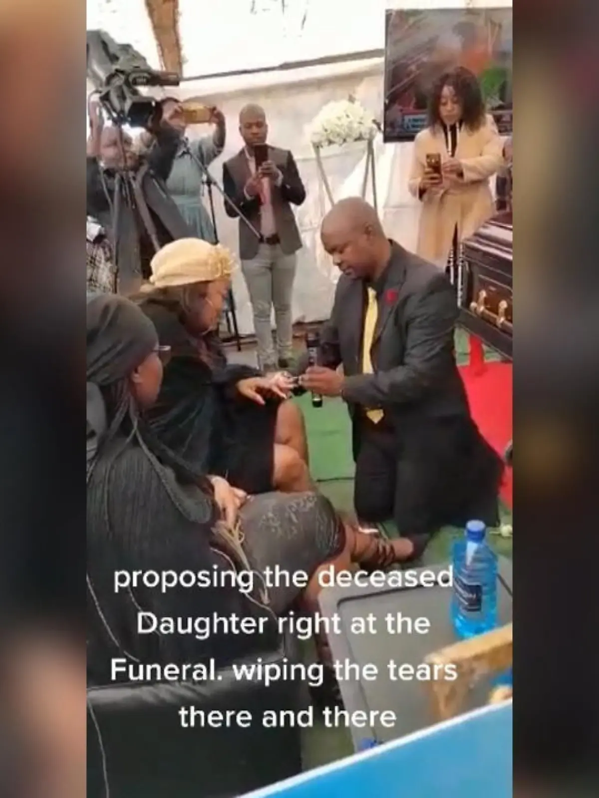 In Südafrika sorgt ein Mann auf einer Beerdigung für Aufsehen. Er macht der Tochter des Toten einen Heiratanstrag - direkt neben dem Sarg des Toten.