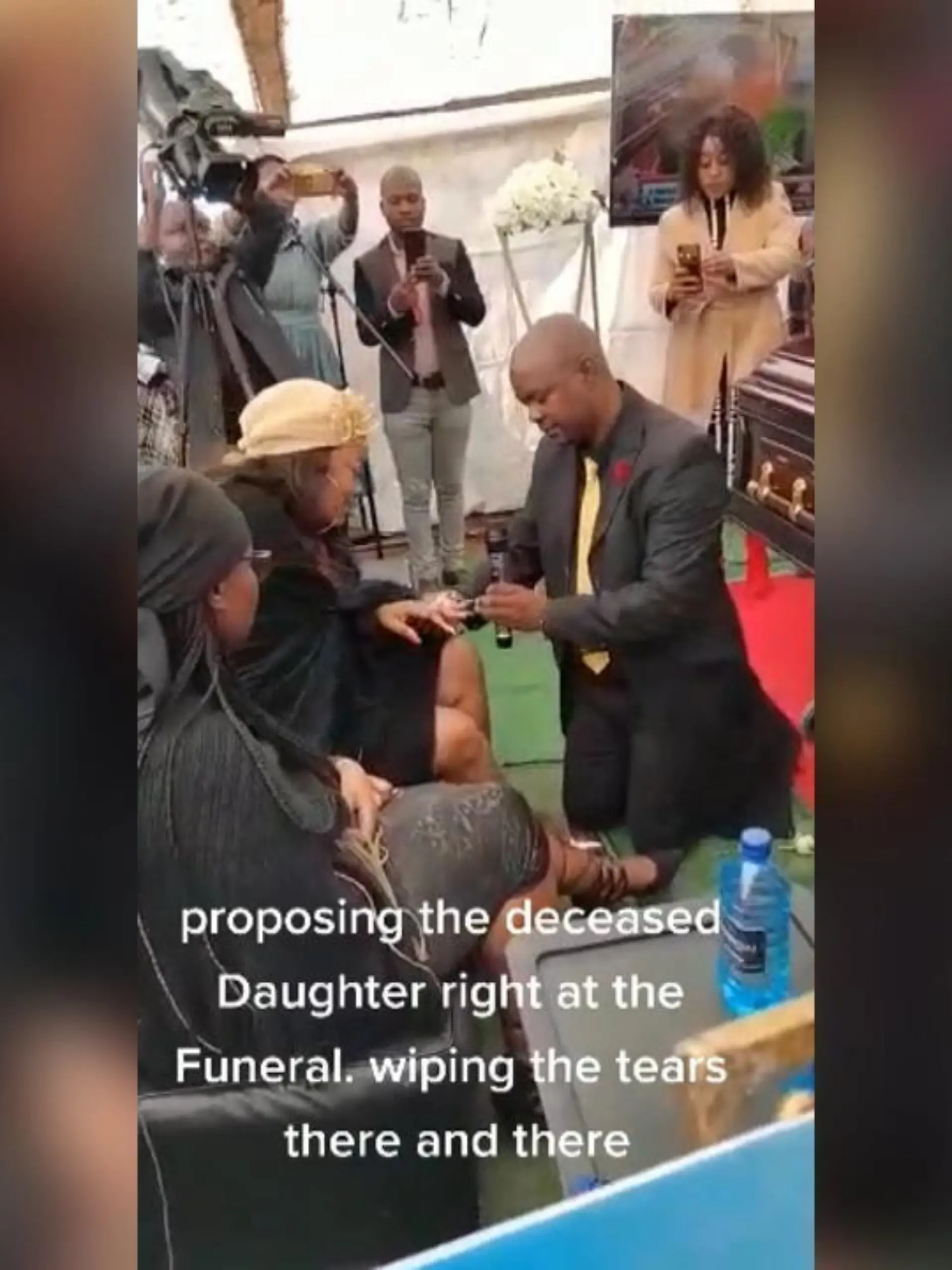In Südafrika sorgt ein Mann auf einer Beerdigung für Aufsehen. Er macht der Tochter des Toten einen Heiratanstrag - direkt neben dem Sarg des Toten.