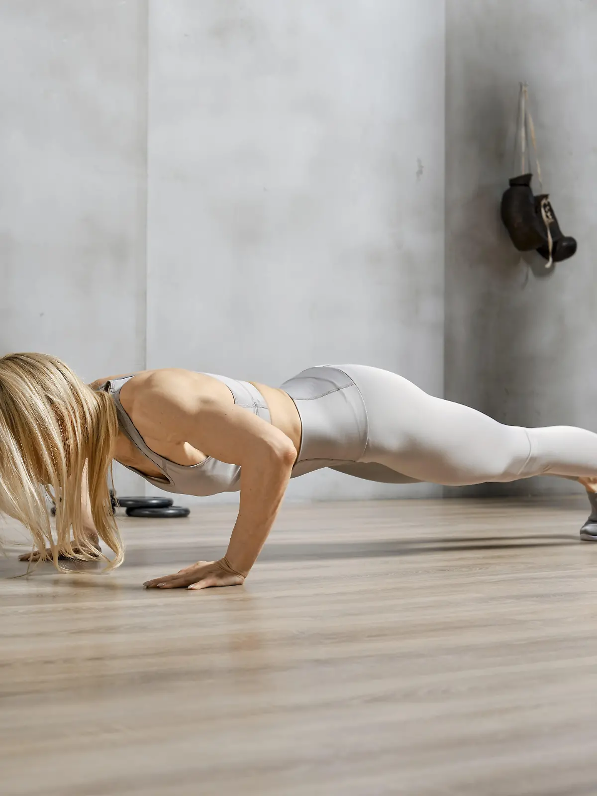 Niedriger Winkel Seitenansicht eines Fitness Frau macht Push ups in der Turnhalle || Modellfreigabe vorhanden