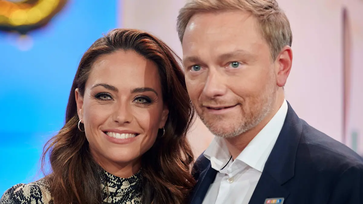 Der Politiker Christian Lindner und Freundin Franca Lehfeldt stehen beim 25. RTL Spendenmarathon im Studio.