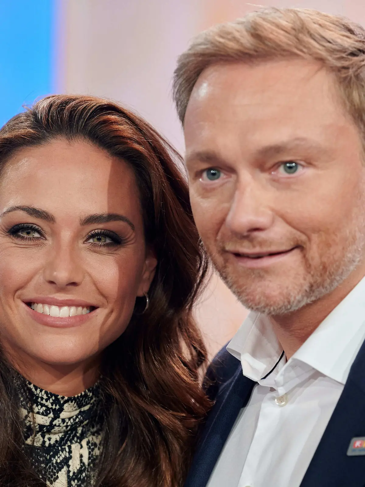 Der Politiker Christian Lindner und Freundin Franca Lehfeldt stehen beim 25. RTL Spendenmarathon im Studio.