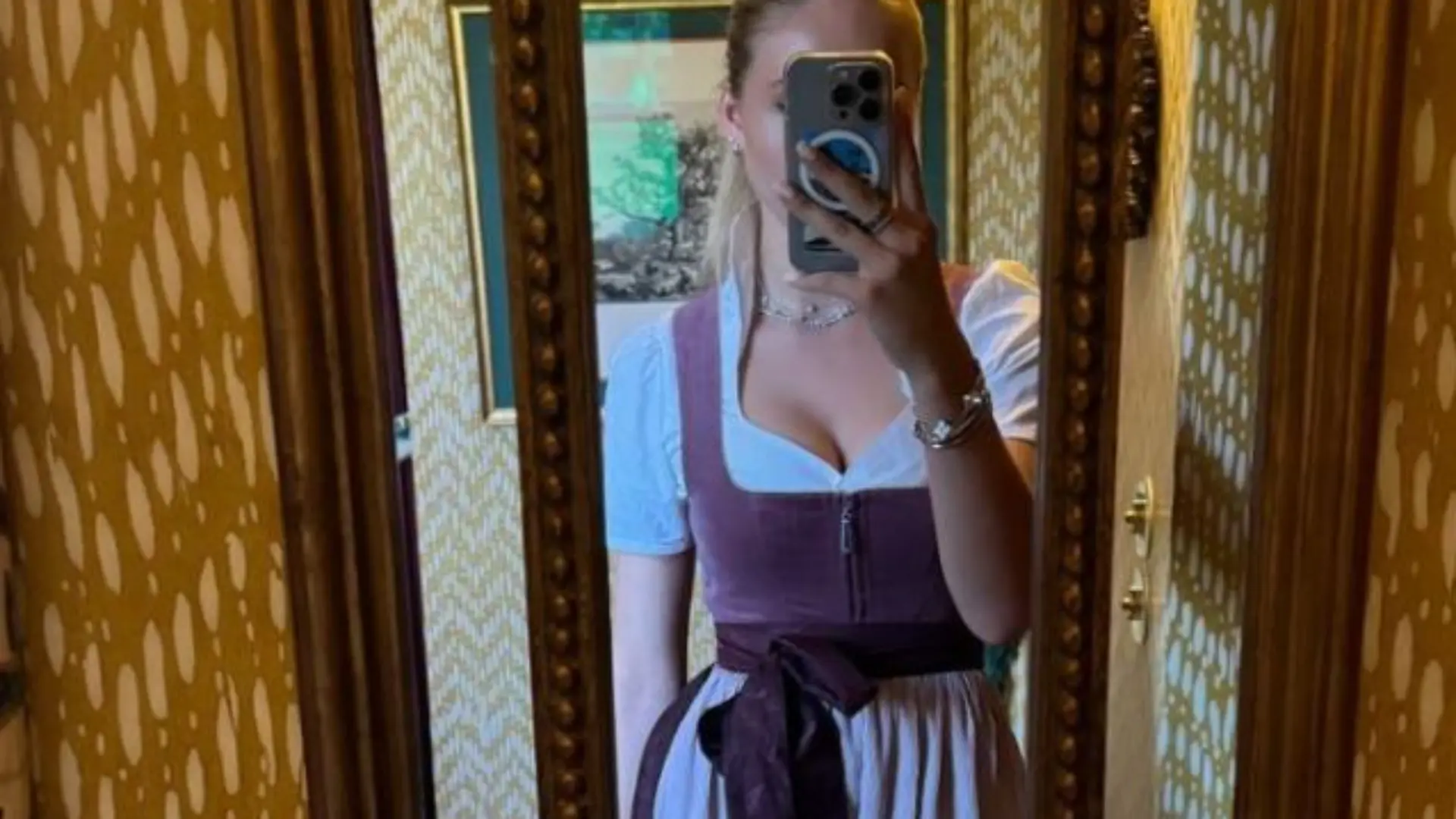 Shania Geiss im Dirndl. 