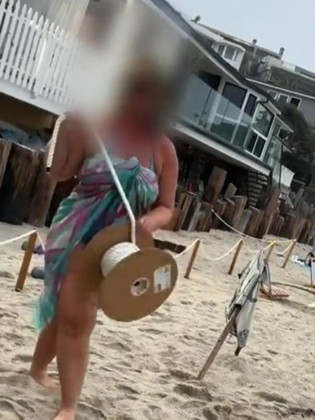 Der Strandbewohnerin platzt der Kragen, nachdem es sich erneut jemand auf ihrem Strandabschnitt gemütlich machen möchte. Wie sie reagiert und wie die Situation ausgeht, das seht ihr im Video.