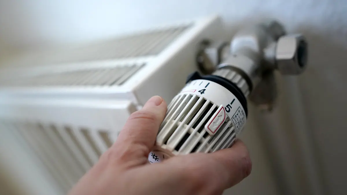 ARCHIV - 09.03.2022, Hamburg: Eine Frau dreht an einem Heizungsthermostat. Eine Heizung zu bedienen, ist ganz leicht. Heizen soll weniger klimaschädlich werden, deshalb hat die Bundesregierung die Wärmewende angeschoben. Monatelang wurde gerungen. Nun könnten in den nächsten Tagen finale Beschlüsse fallen.(zu dpa "Bundestagsausschuss hört Experten zum Heizungsgesetz") Foto: Marcus Brandt/dpa +++ dpa-Bildfunk +++
