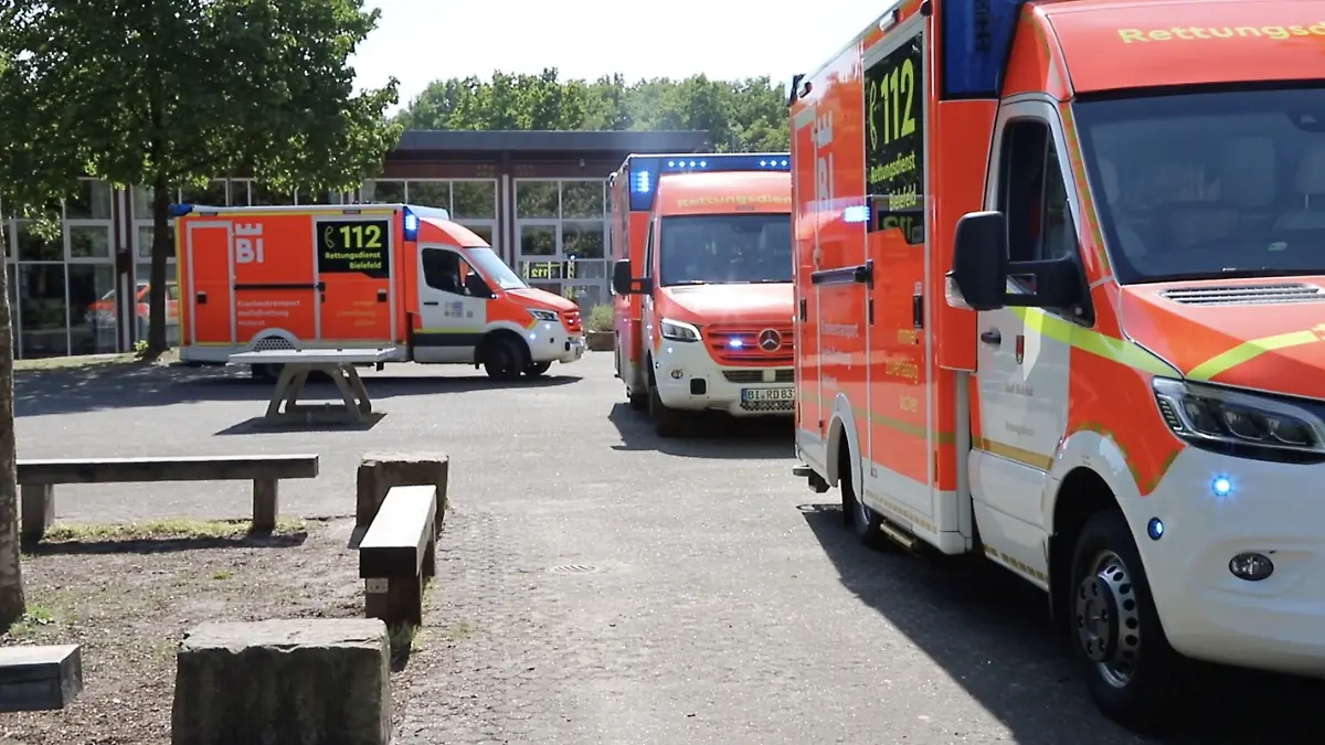 11.05.2022, Nordrhein-Westfalen, Bielefeld: Einsatzfahrzeuge vom Rettungsdienst Bielefeld stehen vor der Schule. Ein Jugendlicher soll in einer Bielefelder Gesamtschule Pfefferspray versprüht und damit Schüler leicht verletzt haben. Diese hätten über Beschwerden geklagt und seien vor Ort untersucht worden, teilten die Behörden am Mittwoch mit. Vier von ihnen seien vorsichtshalber ins Krankenhaus gebracht worden. Foto: Nord-West-Media TV/NWM/dpa +++ dpa-Bildfunk +++