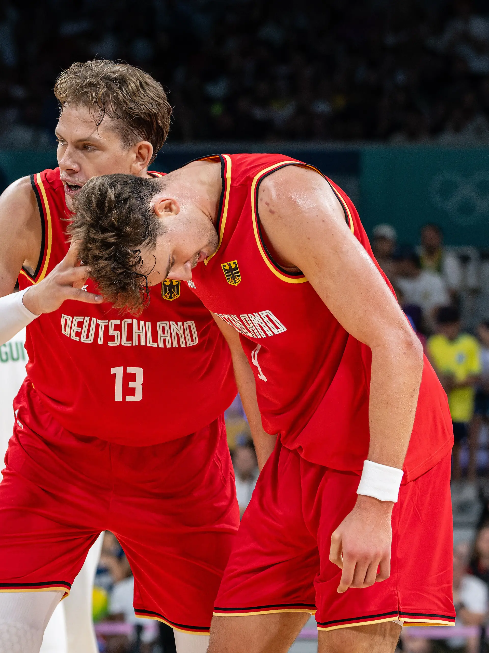 Moritz Wagner (l) ärgert seinen Bruder Franz
