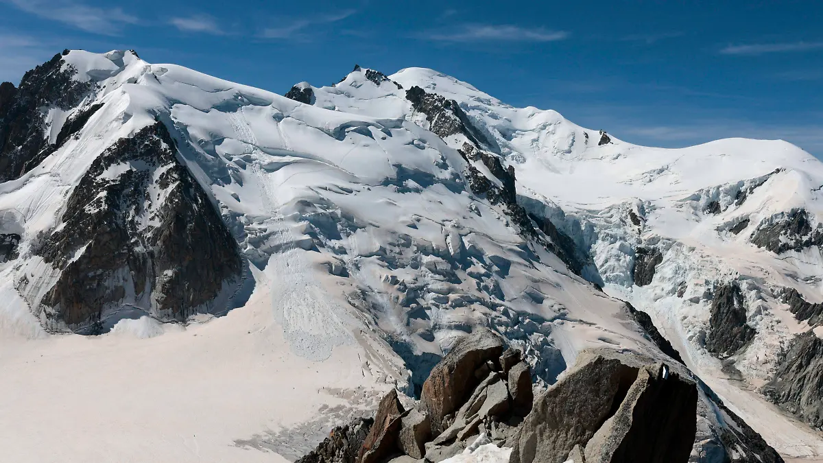 Nach einer Lawine am Mont Blanc mit einem Toten und vier Verletzten geht die Suche nach zwei Deutschen weiter.