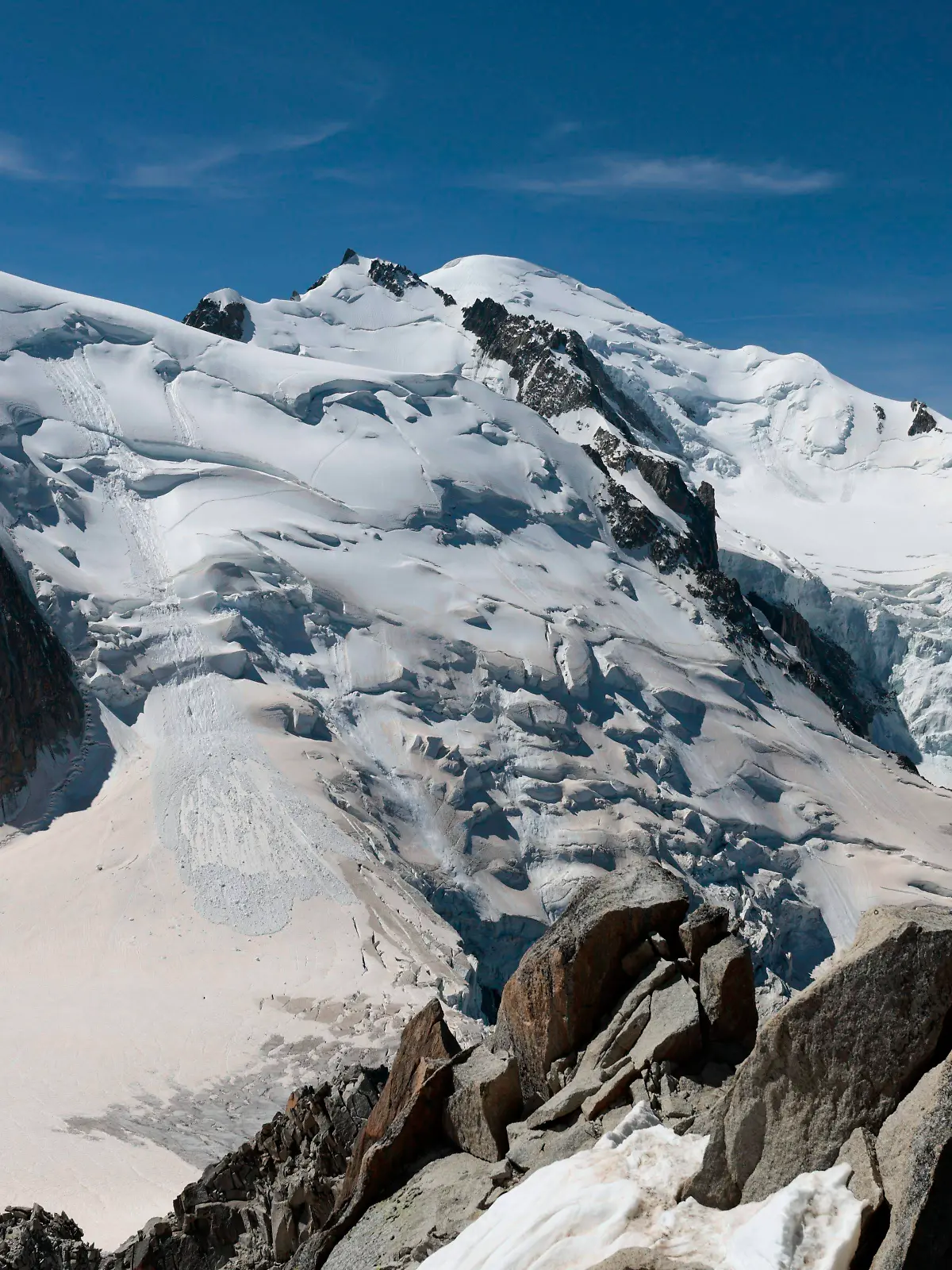 Nach einer Lawine am Mont Blanc mit einem Toten und vier Verletzten geht die Suche nach zwei Deutschen weiter.