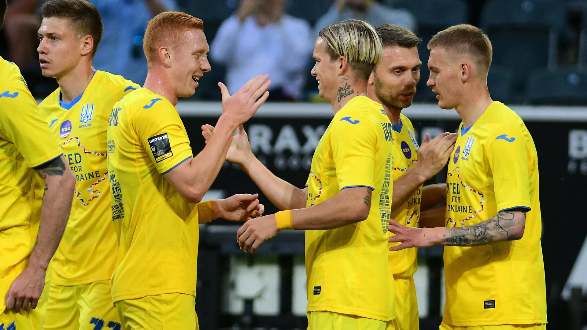 xnjx, 11.05.2022 Mönchengladbach Fussball-Freundschaftsspiel Benefizspiel Borussia Moenchengladbach vs. Nationalmannschaft der Ukraine Torjubel Ukraine nach dem Treffer zum 0-1 Gemaess den Vorgaben der DFL Deutsche Fussball Liga ist es untersagt, in dem Stadion und/oder vom Spiel angefertigte Fotoaufnahmen in Form von Sequenzbildern und/oder videoaehnlichen Fotostrecken zu verwerten bzw. Verwerten zu lassen. DFL regulations prohibit any use of photographs as image sequences and/or quasi-video. emspor Moenchengladbach *** xnjx, 11 05 2022 Mönchengladbach Football Friendly Benefit Match Borussia Moenchengladbach vs National Team of Ukraine Goal celebration Ukraine after scoring 0 1 According to the regulations of the DFL Deutsche Fussball Liga it is prohibited to exploit or have exploited photographs taken in the stadium and or from the game in the form of sequence images and or video-like photo sequences DFL regulations prohibit any use of photographs as image sequences and or quasi video emspor Moenchengladbach