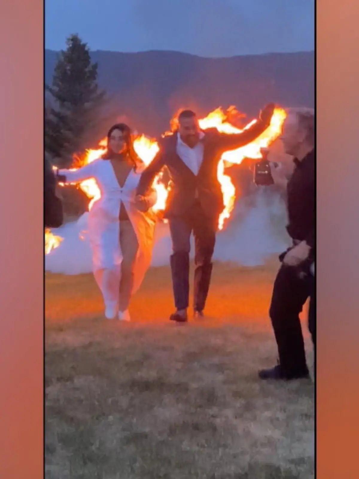 Ambyr und Gabe sind Stundtleute, die sich am Set kennenlernten. Nur logisch, dass ihre Hochzeit auch mit reichlich Action gefeiert wird.