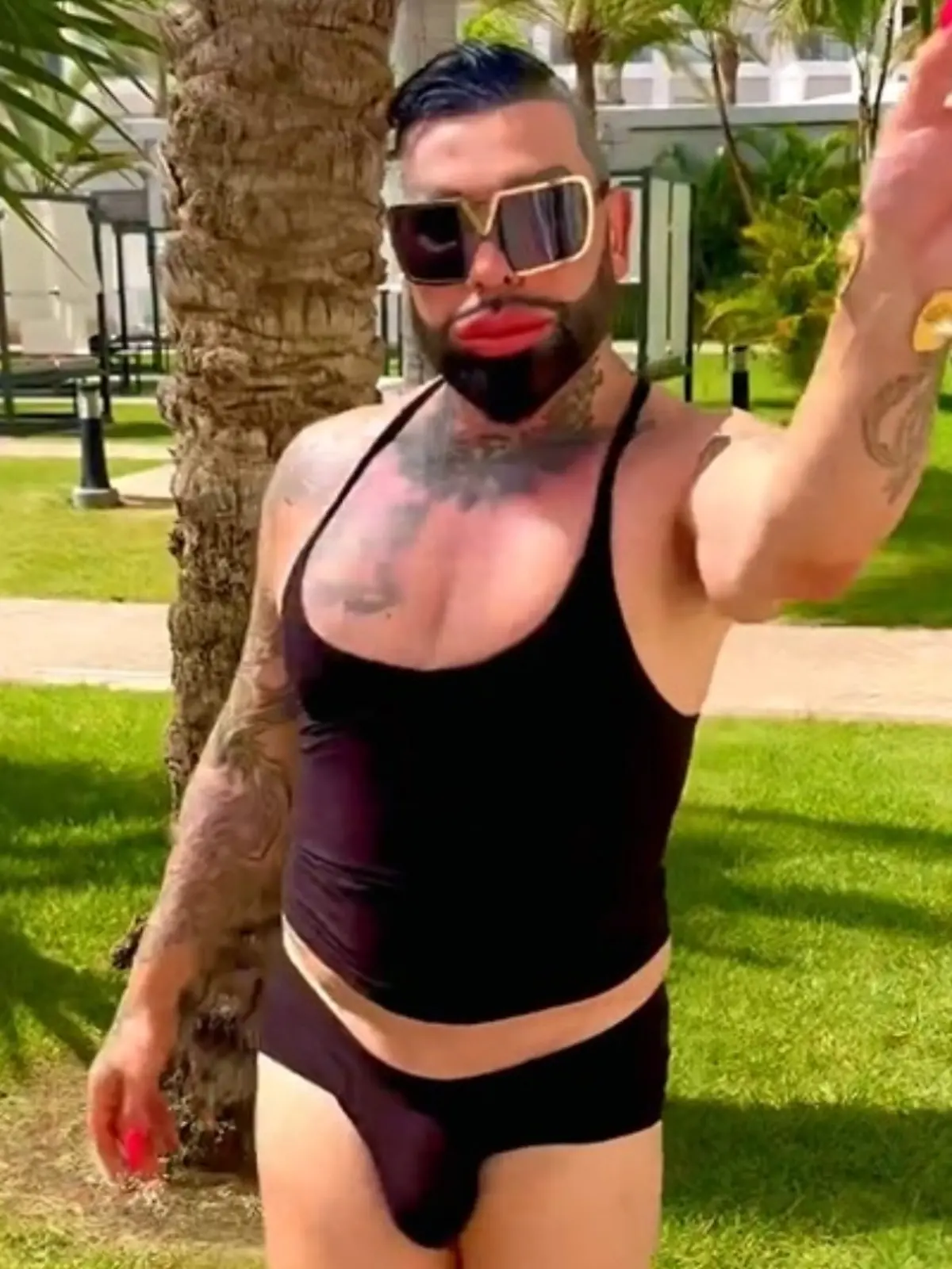 Harald Glööckler genießt seinen Urlaub in vollen Zügen - im knappen Höschen.