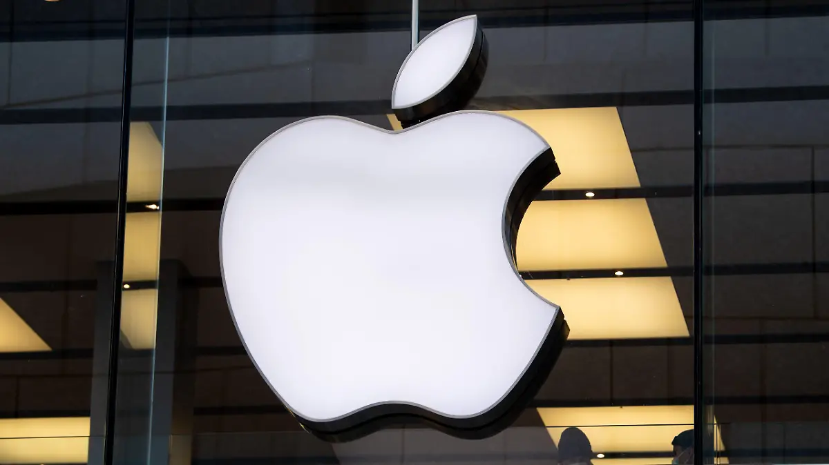 ARCHIV - 26.01.2022, Bayern, München: Das Logo des Technologieunternehmens Apple ist am Apple Store in der Innenstadt zu sehen. Der US-Konzern Apple verstößt nach vorläufigen Ermittlungen der EU-Kommission gegen europäische Wettbewerbsvorschriften. (zu dpa "EU-Kommission wirft Apple Verstoß gegen Wettbewerbsvorschriften vor") Foto: Sven Hoppe/dpa +++ dpa-Bildfunk +++