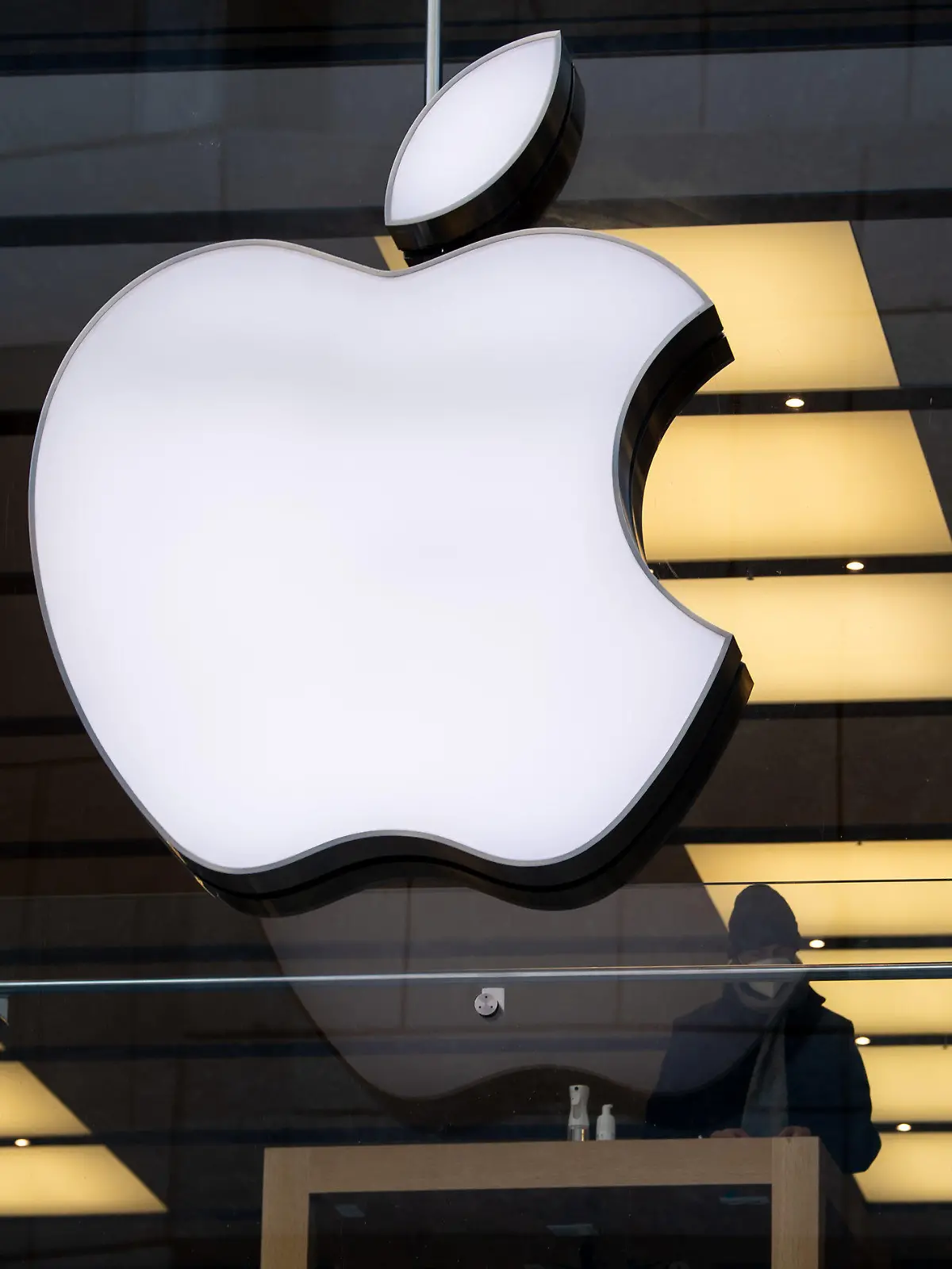 ARCHIV - 26.01.2022, Bayern, München: Das Logo des Technologieunternehmens Apple ist am Apple Store in der Innenstadt zu sehen. Der US-Konzern Apple verstößt nach vorläufigen Ermittlungen der EU-Kommission gegen europäische Wettbewerbsvorschriften. (zu dpa "EU-Kommission wirft Apple Verstoß gegen Wettbewerbsvorschriften vor") Foto: Sven Hoppe/dpa +++ dpa-Bildfunk +++
