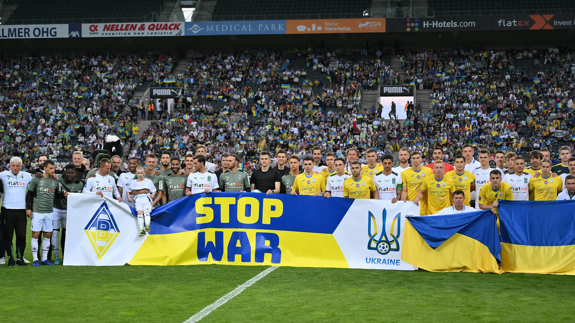 Gemeinsames Mannschaftsfoto vor dem Spiel mit dem Banner STOP WAR 11.05.2022, Fussball GER, Saison 2021 2022, Benefizspiel, Freundschaftsspiel, Borussia Mönchengladbach - Ukraine Foto: Maik Hölter/TEAM2sportphoto Moenchengladbach Borussia Park Nordrhein Westfalen Deutschland *** Joint team photo before the game with the banner STOP WAR 11 05 2022, football GER, season 2021 2022, charity match, friendly match, Borussia Mönchengladbach Ukraine photo Maik Hölter TEAM2sportphoto Moenchengladbach Borussia Park Nordrhein Westfalen Germany Team2