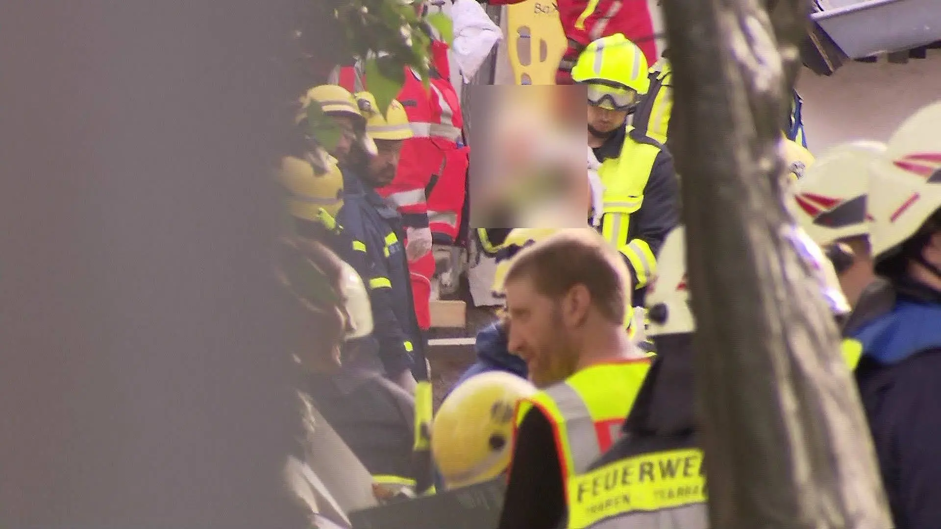 Feuerwehrleute tragen ein Baby aus einem eingestürzten Hotel.