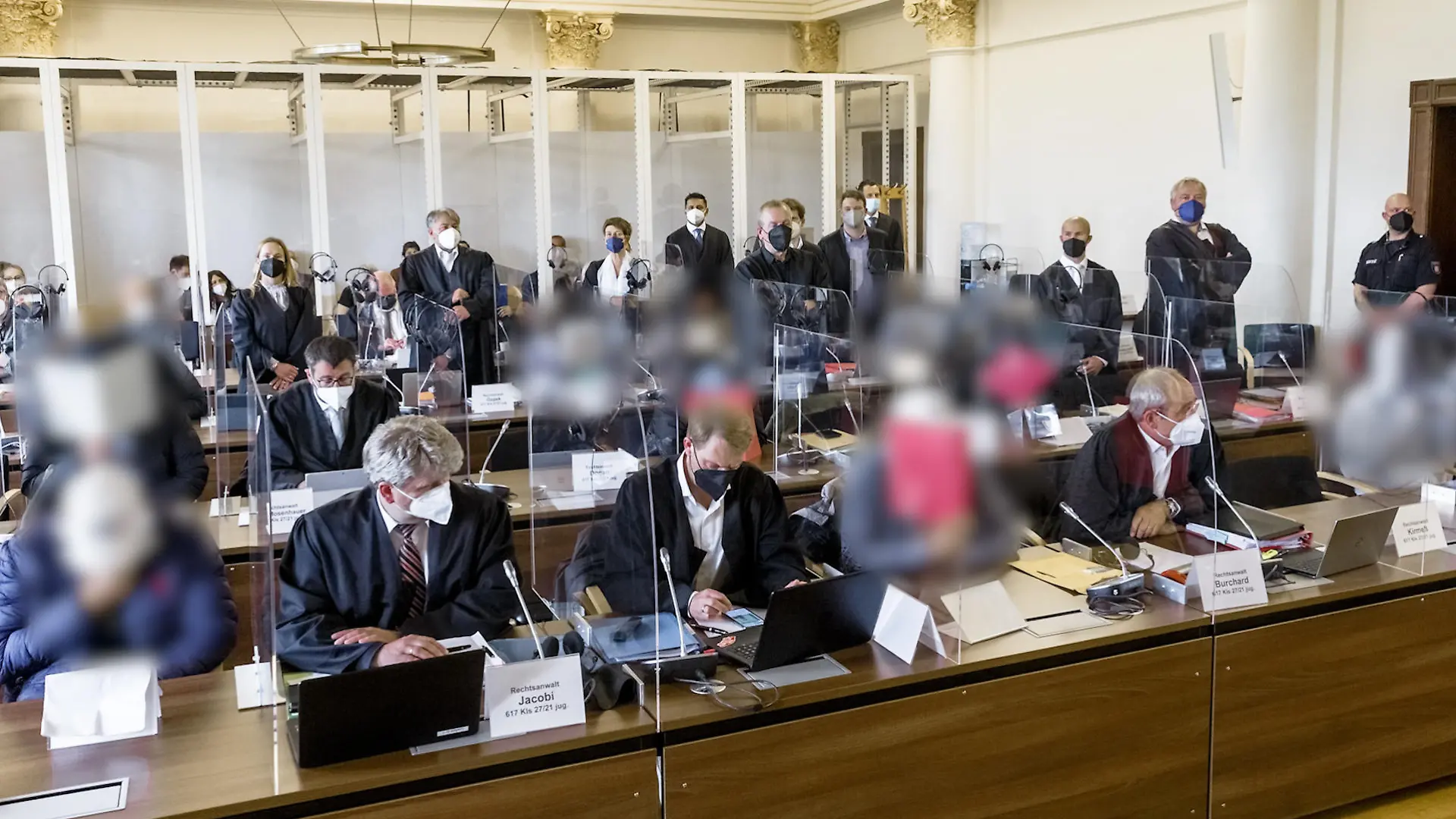 Elf junge Männer stehen seit dem 10. Mai in Hamburg vor Gericht. Sie werden jeweils von zwei Anwälten vertreten.