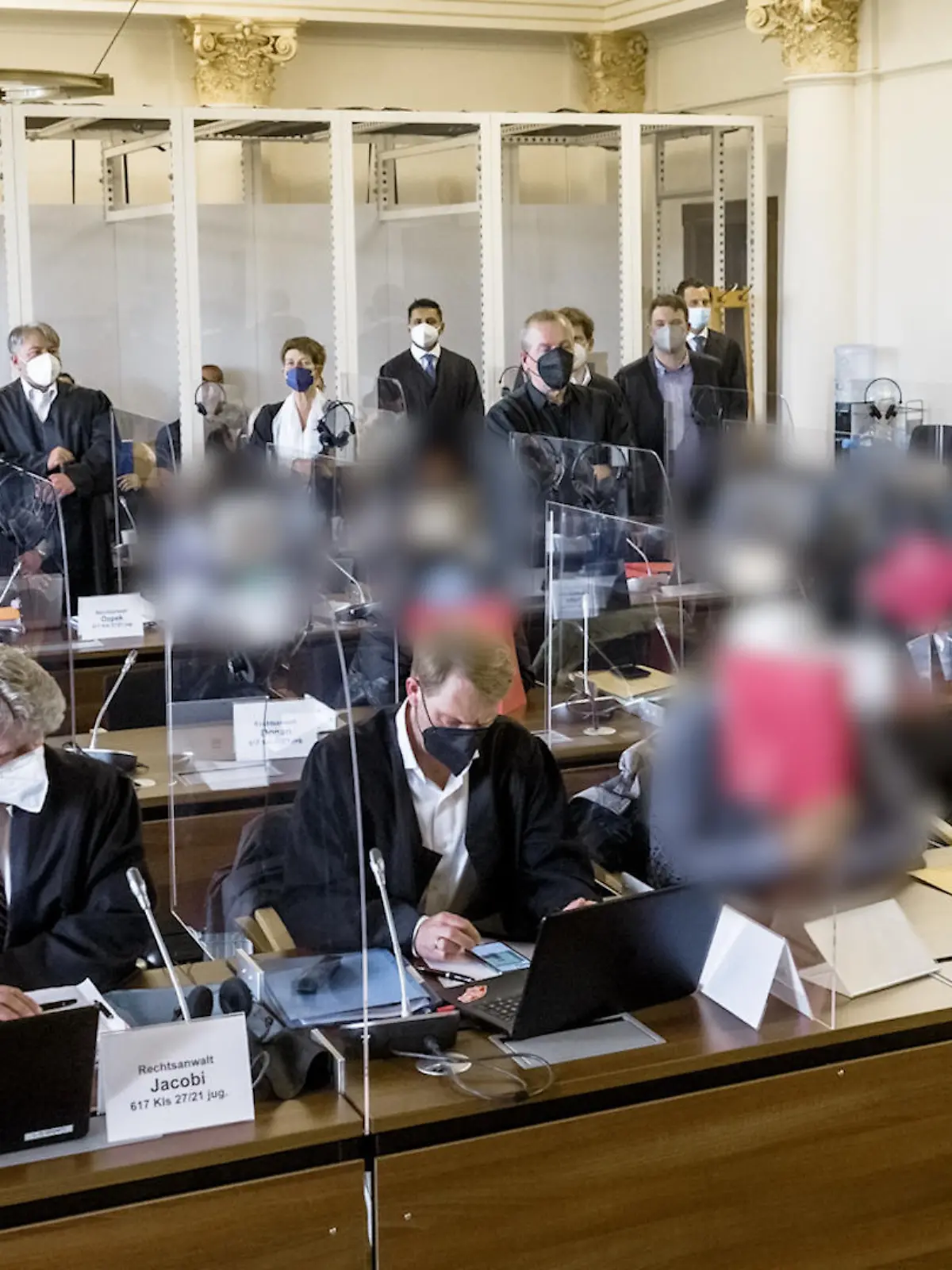 Elf junge Männer stehen seit dem 10. Mai in Hamburg vor Gericht. Sie werden jeweils von zwei Anwälten vertreten.