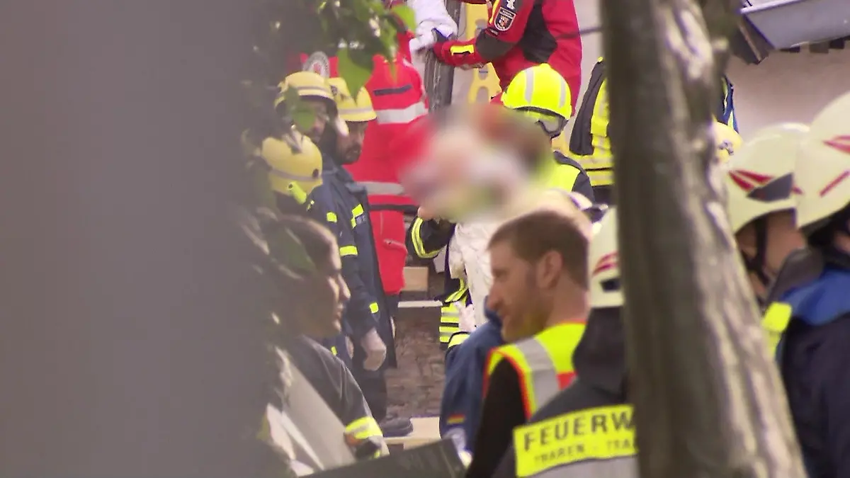 Ein Baby und zwei Erwachsene aus Trümmern gerettet Nach Hoteleinsturz in Kröv