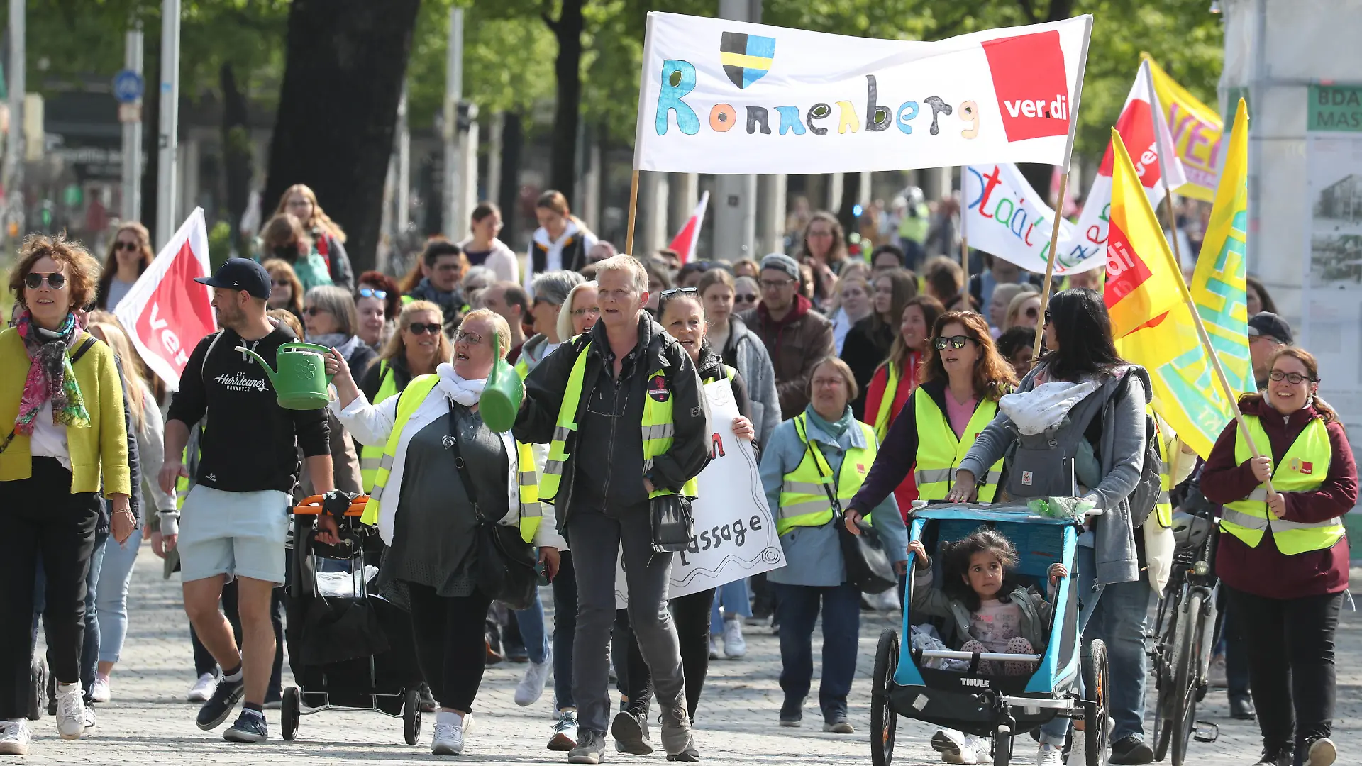 Niedersachsen, Hannover, Die Warnstreiks in Niedersachsen gehen weiter: Heute streiken Beschäftigte der Kitas und des schulischen Ganztags vor dem Neuen Rathaus, Streik, Kita, *** Lower Saxony, Hanover, The warning strikes in Lower Saxony continue Today, employees of the Kitas and the school all-day strike in front of the New City Hall, strike, Kita,