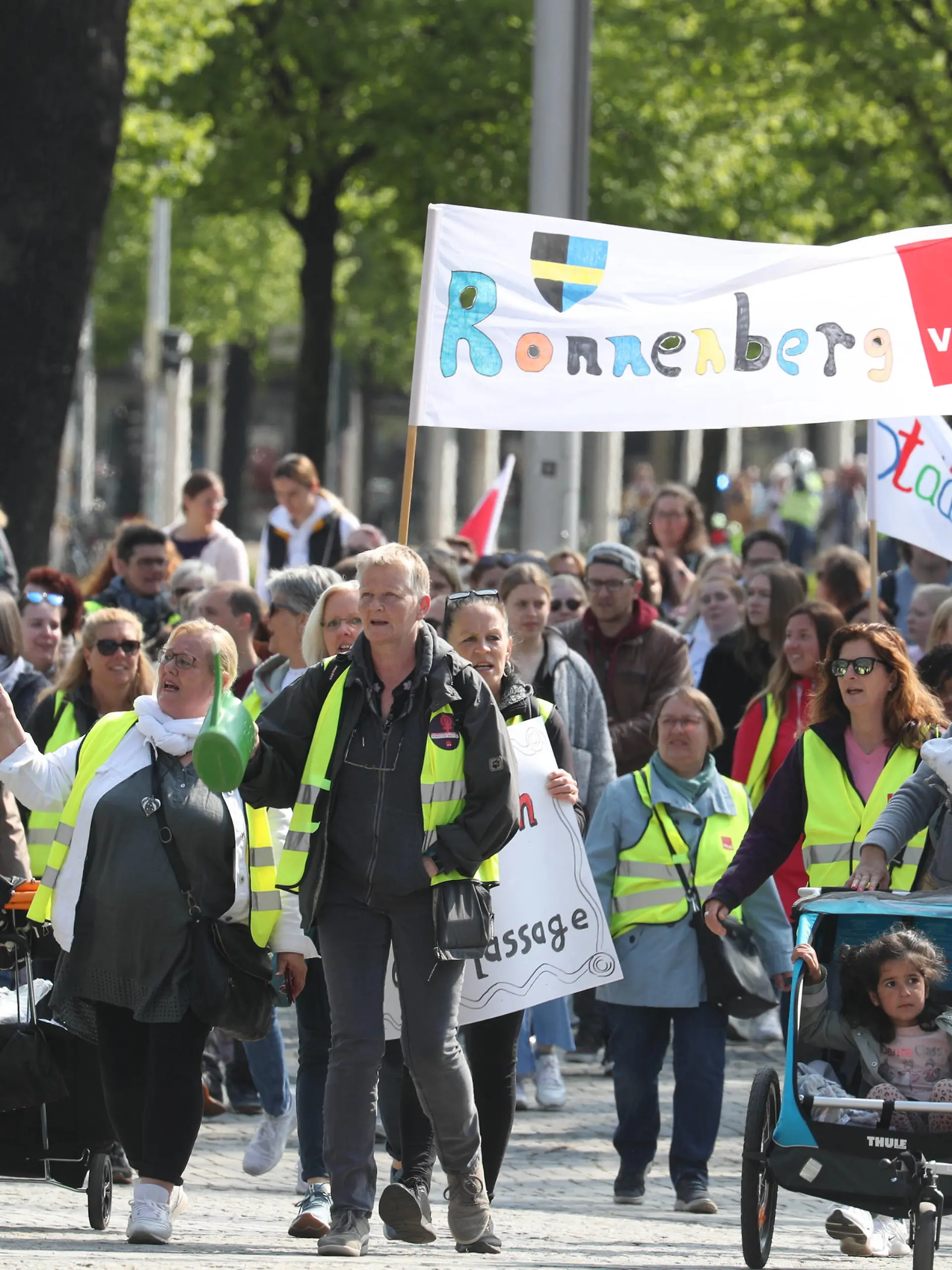  Niedersachsen, Hannover, Die Warnstreiks in Niedersachsen gehen weiter: Heute streiken Beschäftigte der Kitas und des schulischen Ganztags vor dem Neuen Rathaus, Streik, Kita, *** Lower Saxony, Hanover, The warning strikes in Lower Saxony continue Today, employees of the Kitas and the school all-day strike in front of the New City Hall, strike, Kita,