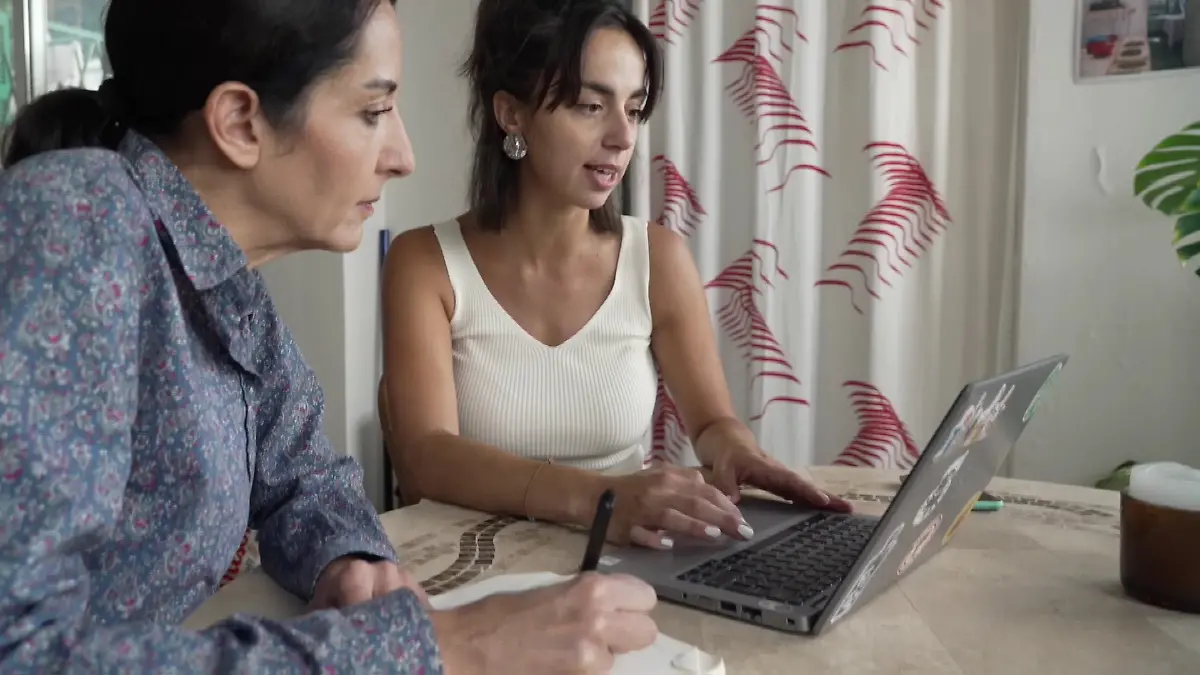 RTL-Reporterin Kavita Sharma (links) mit Dilek Gürsel (rechts).