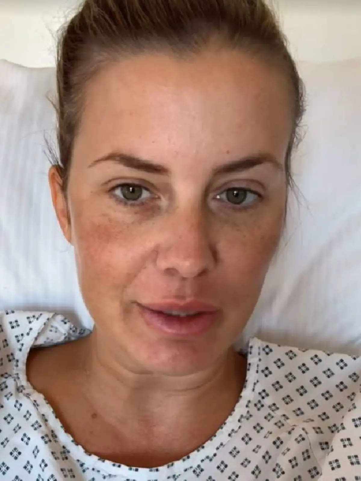 Pia Tillmann im Krankenhausbett