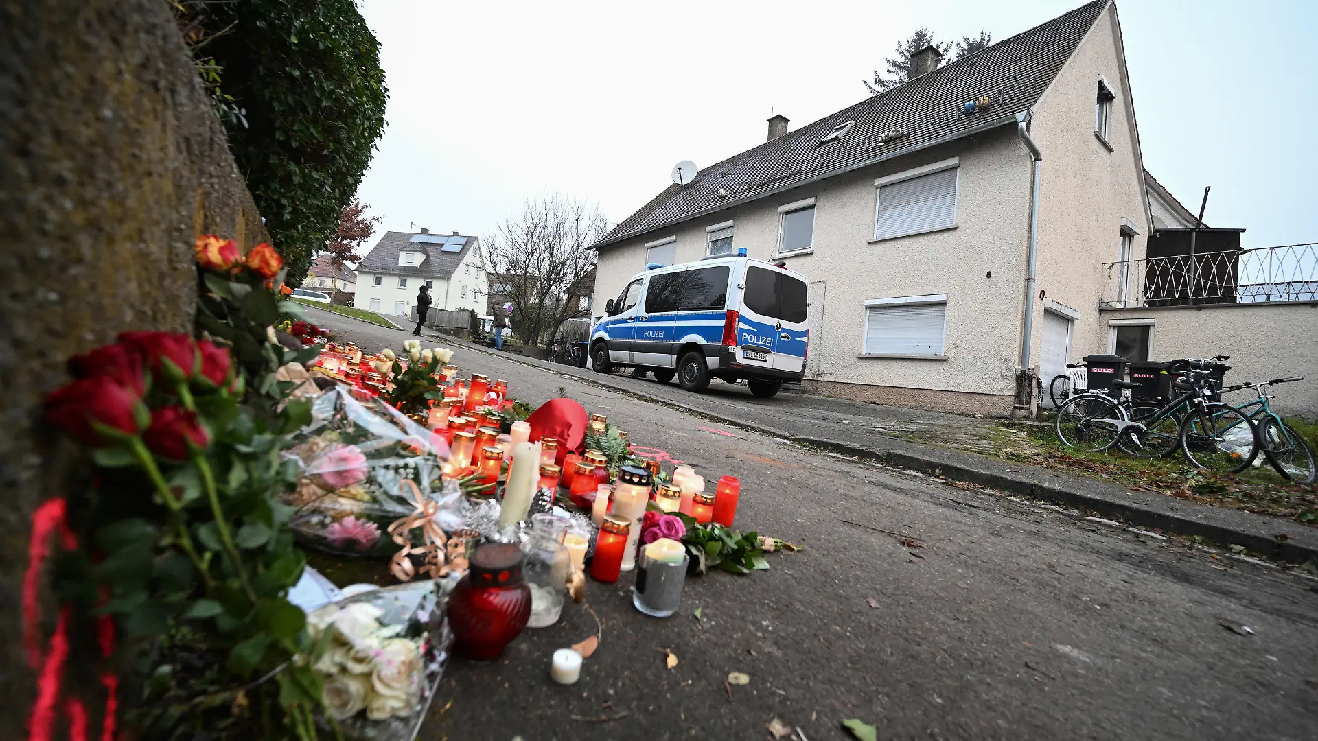 ARCHIV - 06.12.2022, Baden-Württemberg, Illerkirchberg: Kerzen und Blumen stehen am Tatort, an dem zwei Mädchen von einem Mann mit einem Messer angegriffen wurden. Eine 14-Jährige erlag später ihren schweren Verletzungen. Am Freitag beginnt der Prozess gegen den mutmaßlichen Täter. (zu dpa: «Messerangriff in Illerkirchberg - Mann steht vor Gericht») Foto: Bernd Weißbrod/dpa +++ dpa-Bildfunk +++