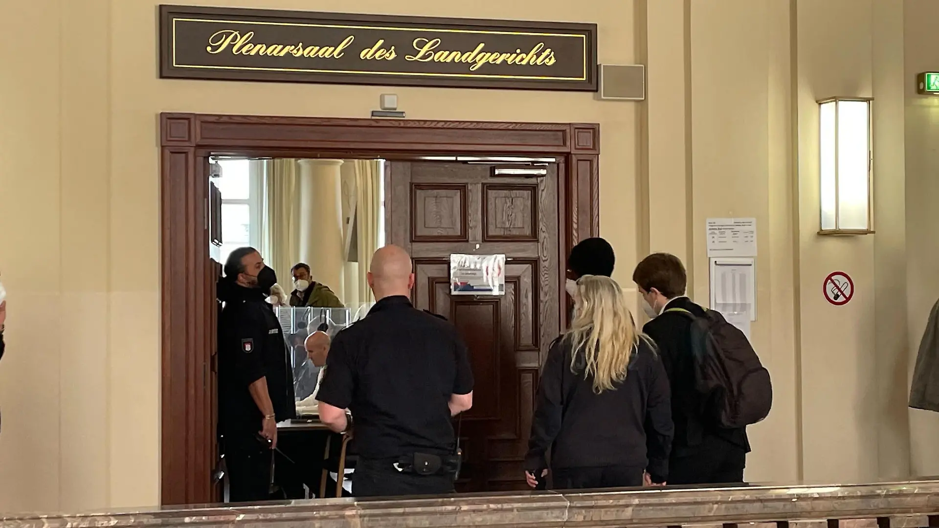 Der Prozess um die Gruppenvergewaltigung einer 15-Jährigen findet im Saal 300 des Landgerichts Hamburg unter Ausschluss der Öffentlichkeit statt.