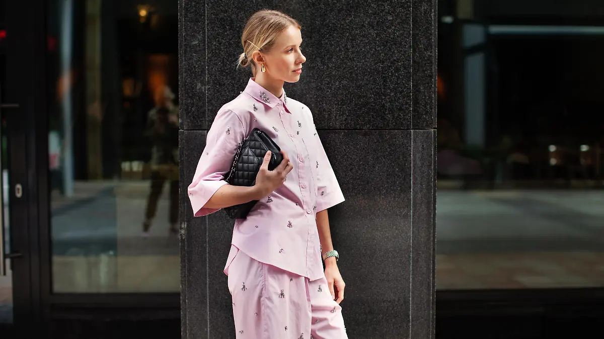 Frau trägt pinkes Hemd