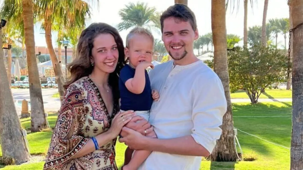 Eine Frau und ein Mann mit einem Baby auf dem Arm.