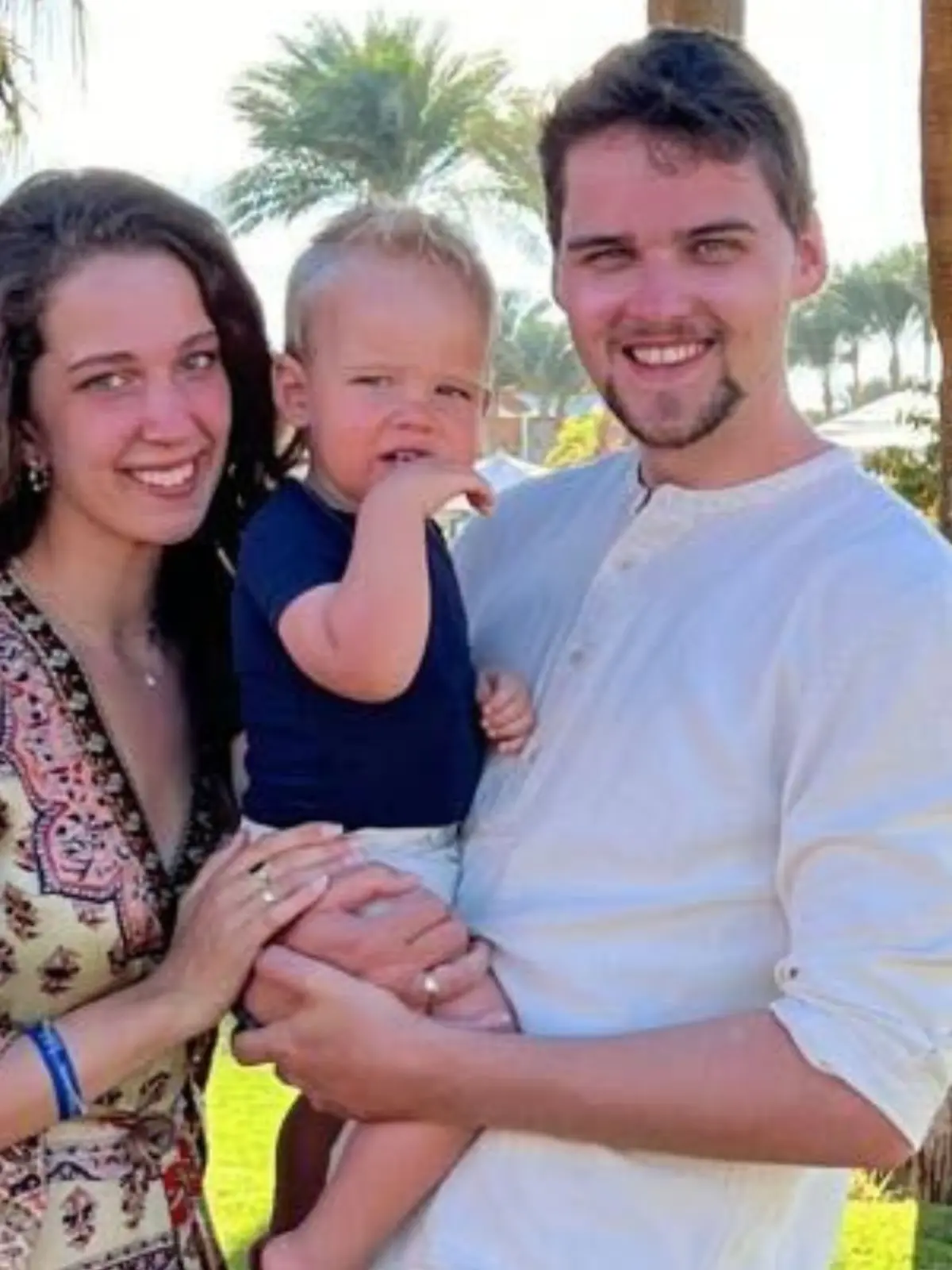 Eine Frau und ein Mann mit einem Baby auf dem Arm. 