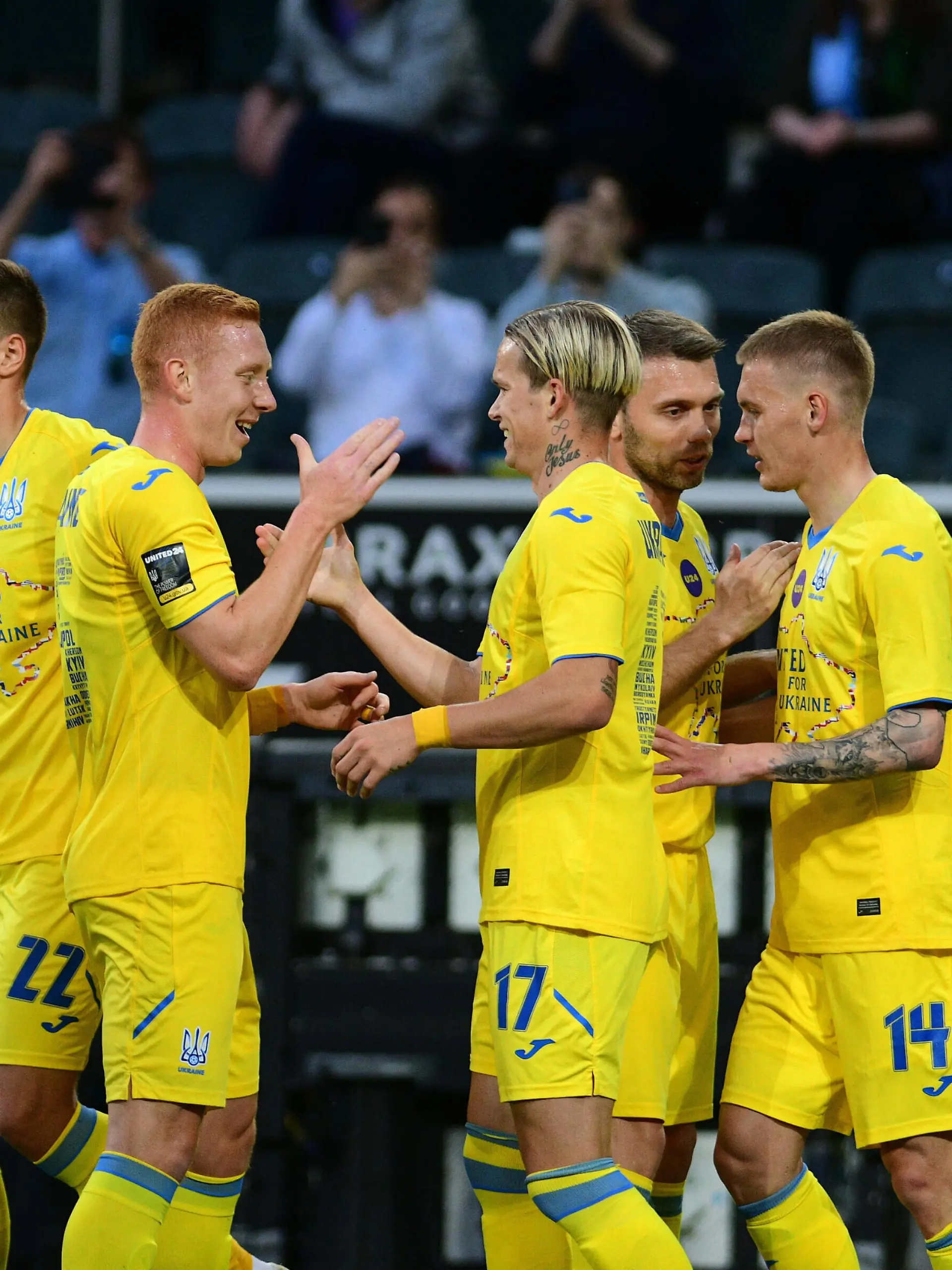 xnjx, 11.05.2022 Mönchengladbach Fussball-Freundschaftsspiel Benefizspiel Borussia Moenchengladbach vs. Nationalmannschaft der Ukraine Torjubel Ukraine nach dem Treffer zum 0-1 Gemaess den Vorgaben der DFL Deutsche Fussball Liga ist es untersagt, in dem Stadion und/oder vom Spiel angefertigte Fotoaufnahmen in Form von Sequenzbildern und/oder videoaehnlichen Fotostrecken zu verwerten bzw. Verwerten zu lassen. DFL regulations prohibit any use of photographs as image sequences and/or quasi-video. emspor Moenchengladbach *** xnjx, 11 05 2022 Mönchengladbach Football Friendly Benefit Match Borussia Moenchengladbach vs National Team of Ukraine Goal celebration Ukraine after scoring 0 1 According to the regulations of the DFL Deutsche Fussball Liga it is prohibited to exploit or have exploited photographs taken in the stadium and or from the game in the form of sequence images and or video-like photo sequences DFL regulations prohibit any use of photographs as image sequences and or quasi video emspor Moenchengladbach 