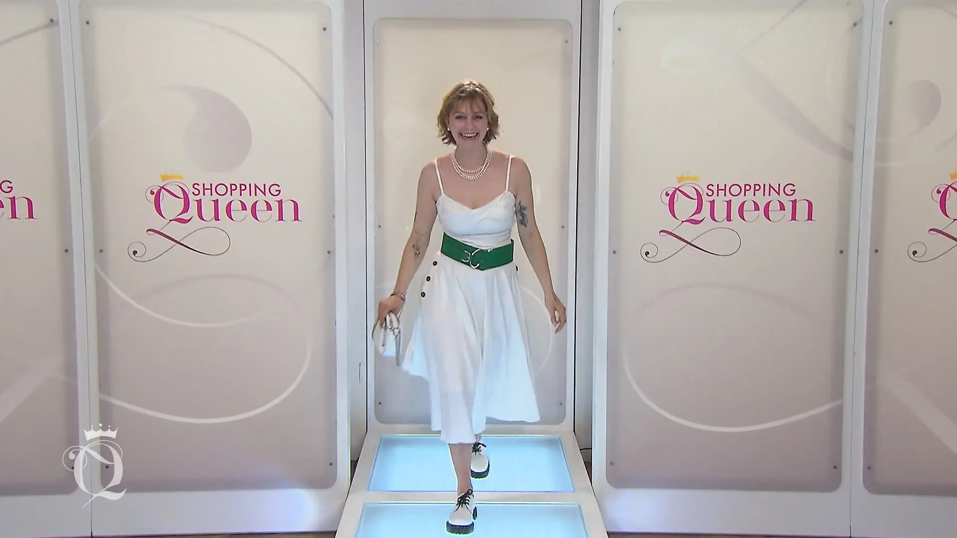 Marleen im weißen Sommerkleid Mit grünem Accessoire