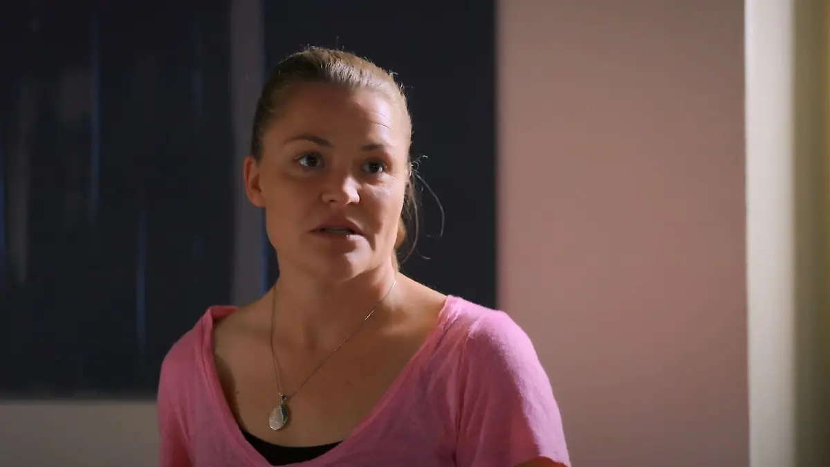 Nadine kann nicht glauben, wenn sie da im Hotelzimmer sieht. Es ist tatsächlich Gunnar. Die beiden scheinen sich zu kennen.