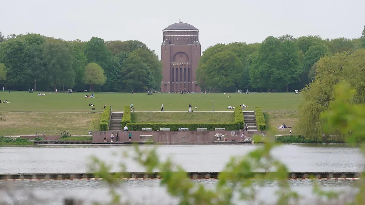 10.05.2022, Hamburg: Blick auf die Festwiese im Stadtpark. Im Zusammenhang mit der gemeinschaftlichen Vergewaltigung einer 15-Jährigen müssen sich elf Männer vor einer Jugendkammer am Landgericht Hamburg verantworten. Zehn der Beschuldigten im Alter zwischen 18 und 22 Jahren sollen die Jugendliche im Stadtpark sexuell missbraucht haben. Einem elften Angeklagten werden Beihilfe sowie Herstellung jugendpornografischer Inhalte und Verletzung des höchstpersönlichen Lebensbereichs durch Bildaufnahmen vorgeworfen. Foto: Marcus Brandt/dpa +++ dpa-Bildfunk +++