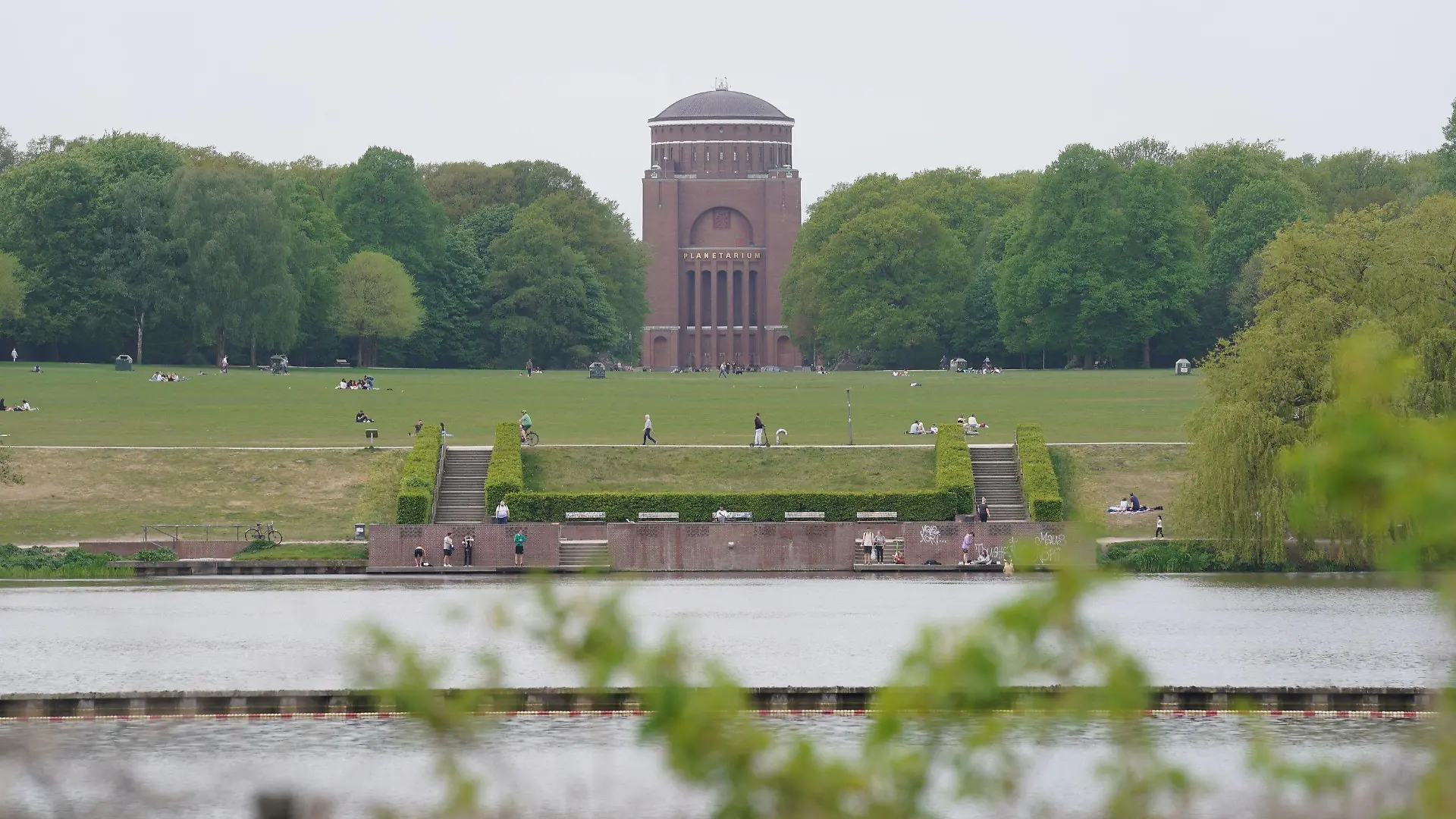 10.05.2022, Hamburg: Blick auf die Festwiese im Stadtpark. Im Zusammenhang mit der gemeinschaftlichen Vergewaltigung einer 15-Jährigen müssen sich elf Männer vor einer Jugendkammer am Landgericht Hamburg verantworten. Zehn der Beschuldigten im Alter zwischen 18 und 22 Jahren sollen die Jugendliche im Stadtpark sexuell missbraucht haben. Einem elften Angeklagten werden Beihilfe sowie Herstellung jugendpornografischer Inhalte und Verletzung des höchstpersönlichen Lebensbereichs durch Bildaufnahmen vorgeworfen. Foto: Marcus Brandt/dpa +++ dpa-Bildfunk +++