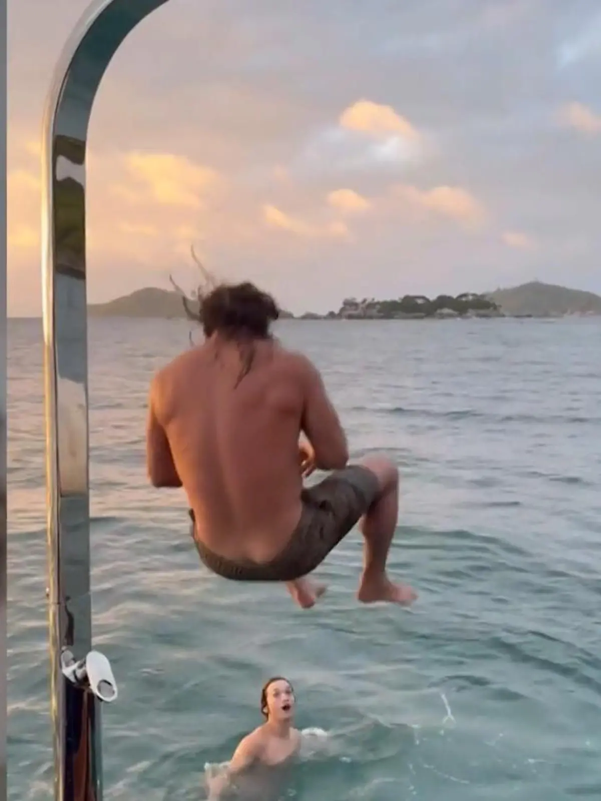 Bild zu: "Jason Momoa zeigt seinem Sohn, wer der wahre Aquaman ist!"