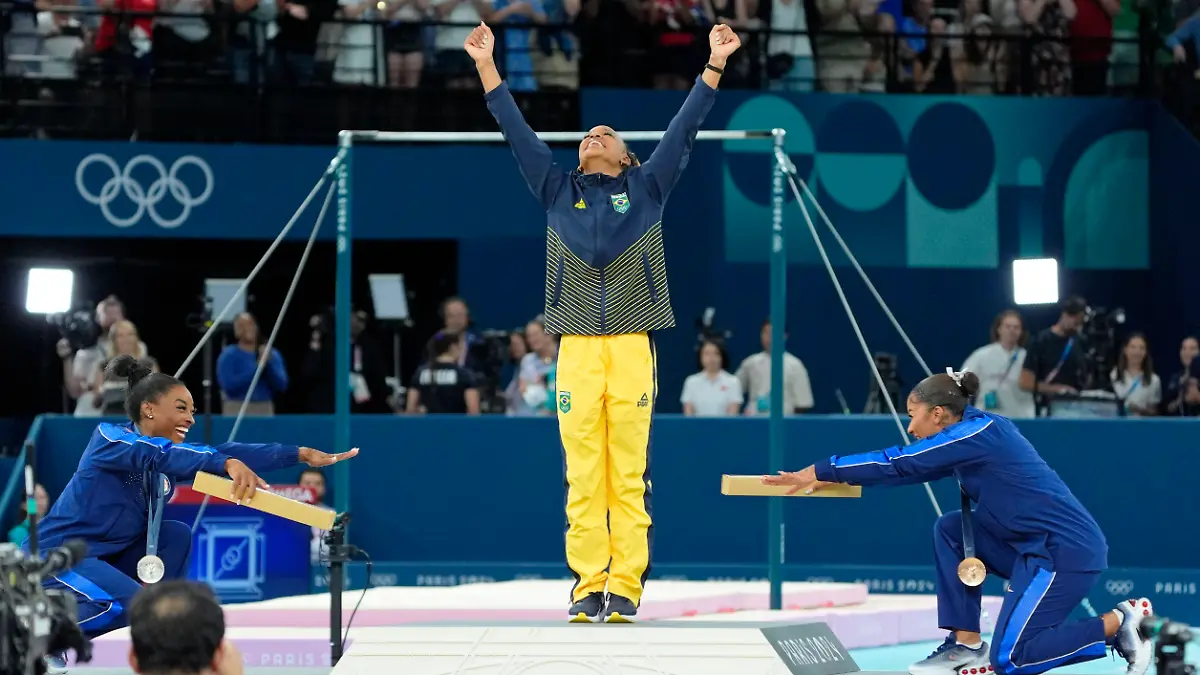 Simone Biles und Jordan Chiles verbeugen sich vor Rebeca Andrade