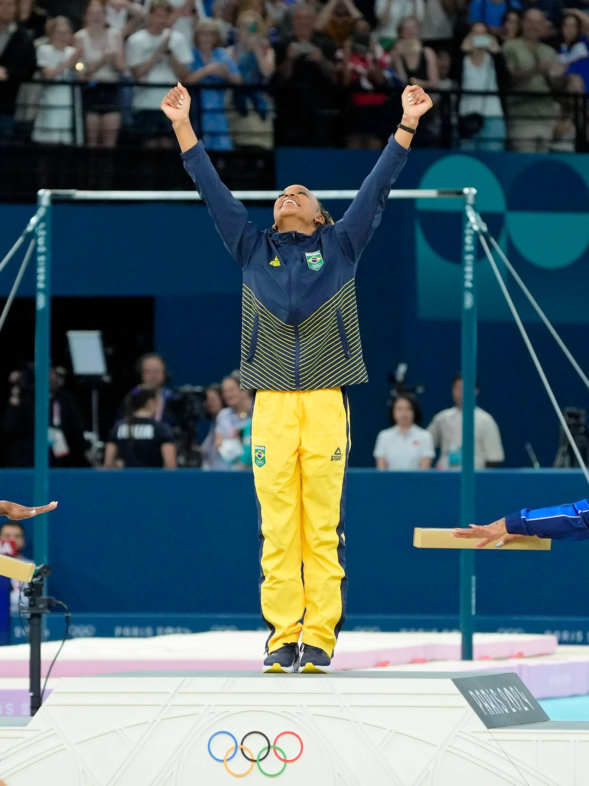 Simone Biles und Jordan Chiles verbeugen sich vor Rebeca Andrade
