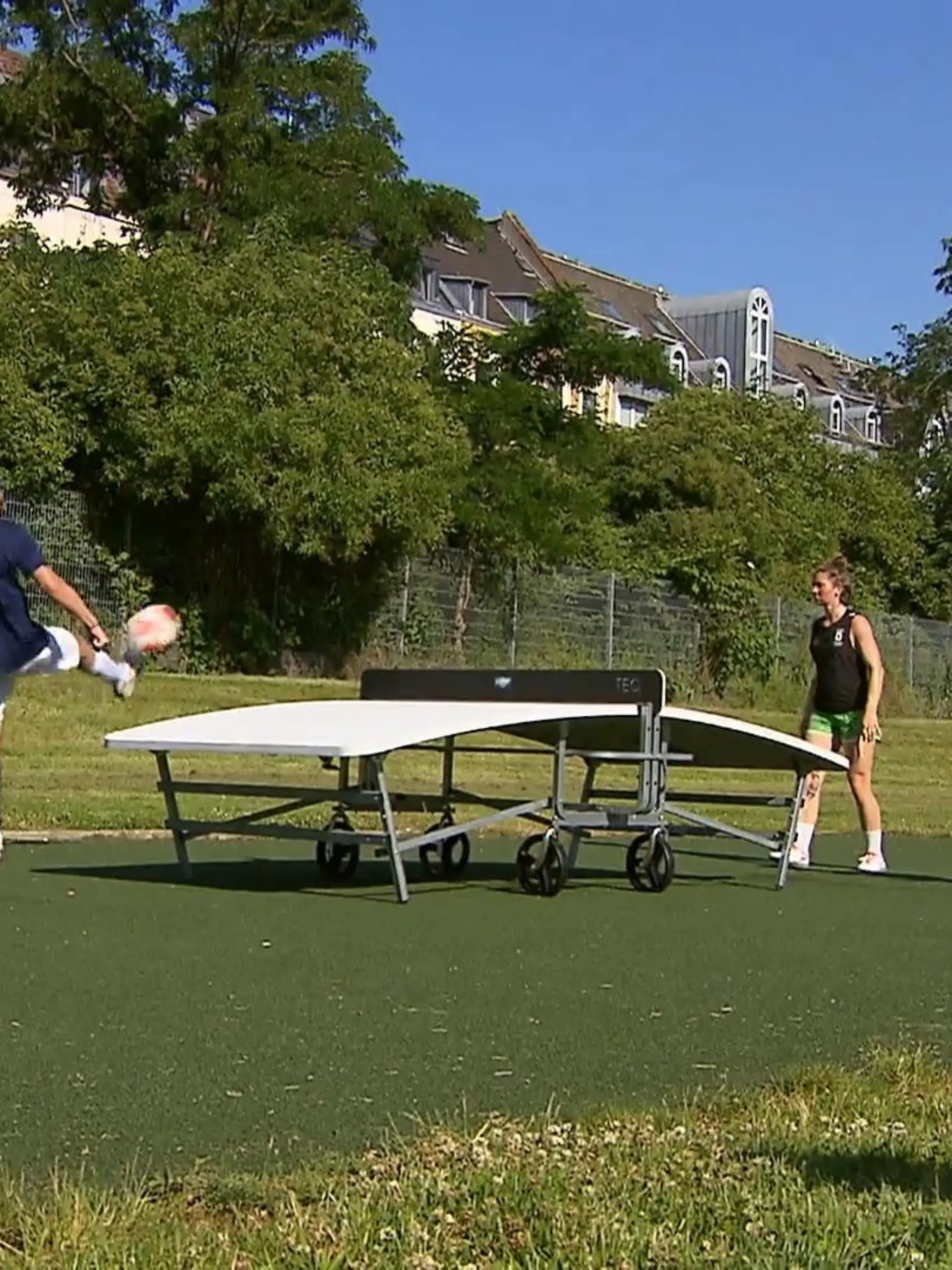 Bild zu: "Fußball und Tischtennis kombiniert"